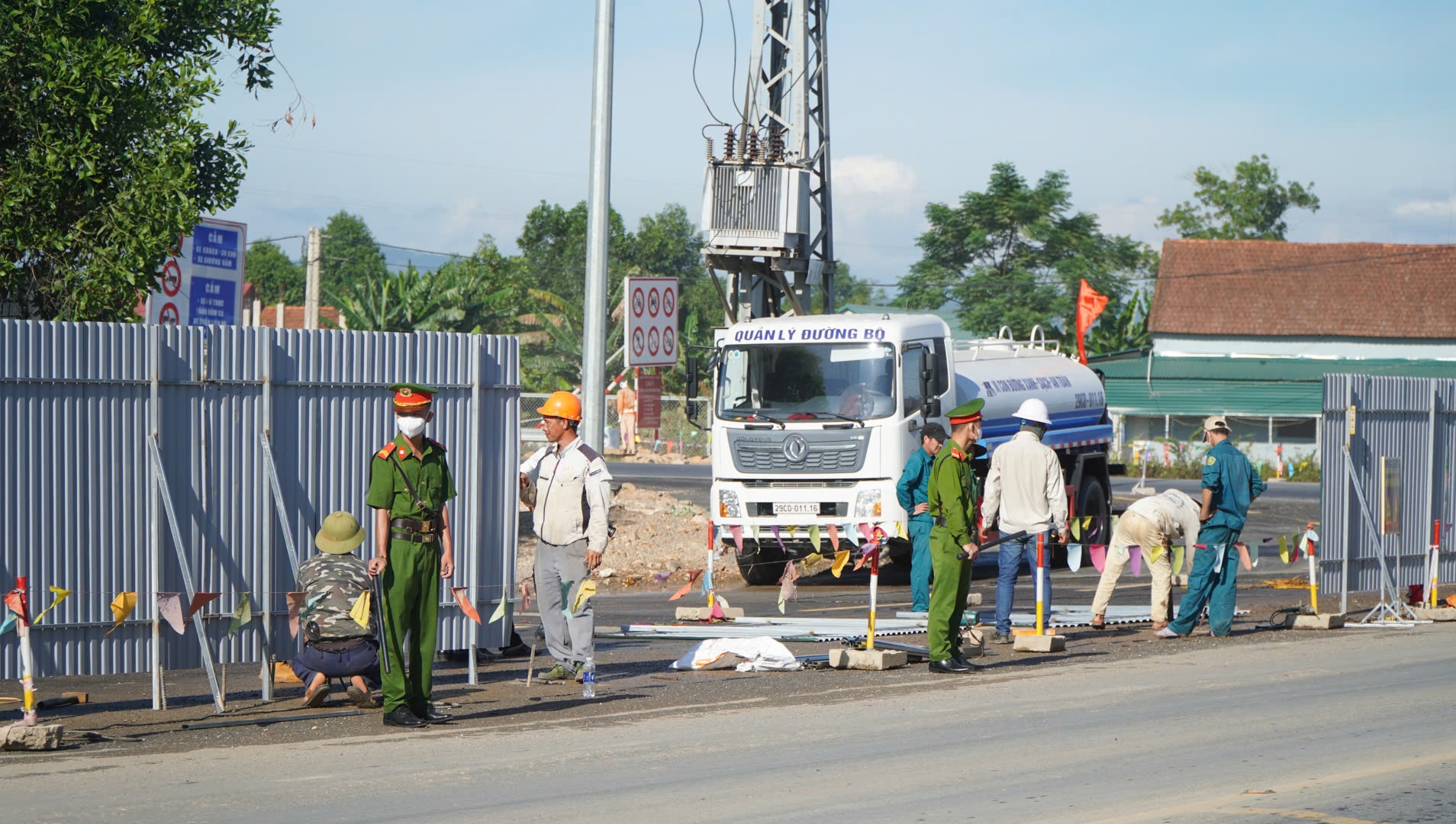 Bảo vệ thi công cầu vượt QL9 trên cao tốc Vạn Ninh - Cam Lộ- Ảnh 2.