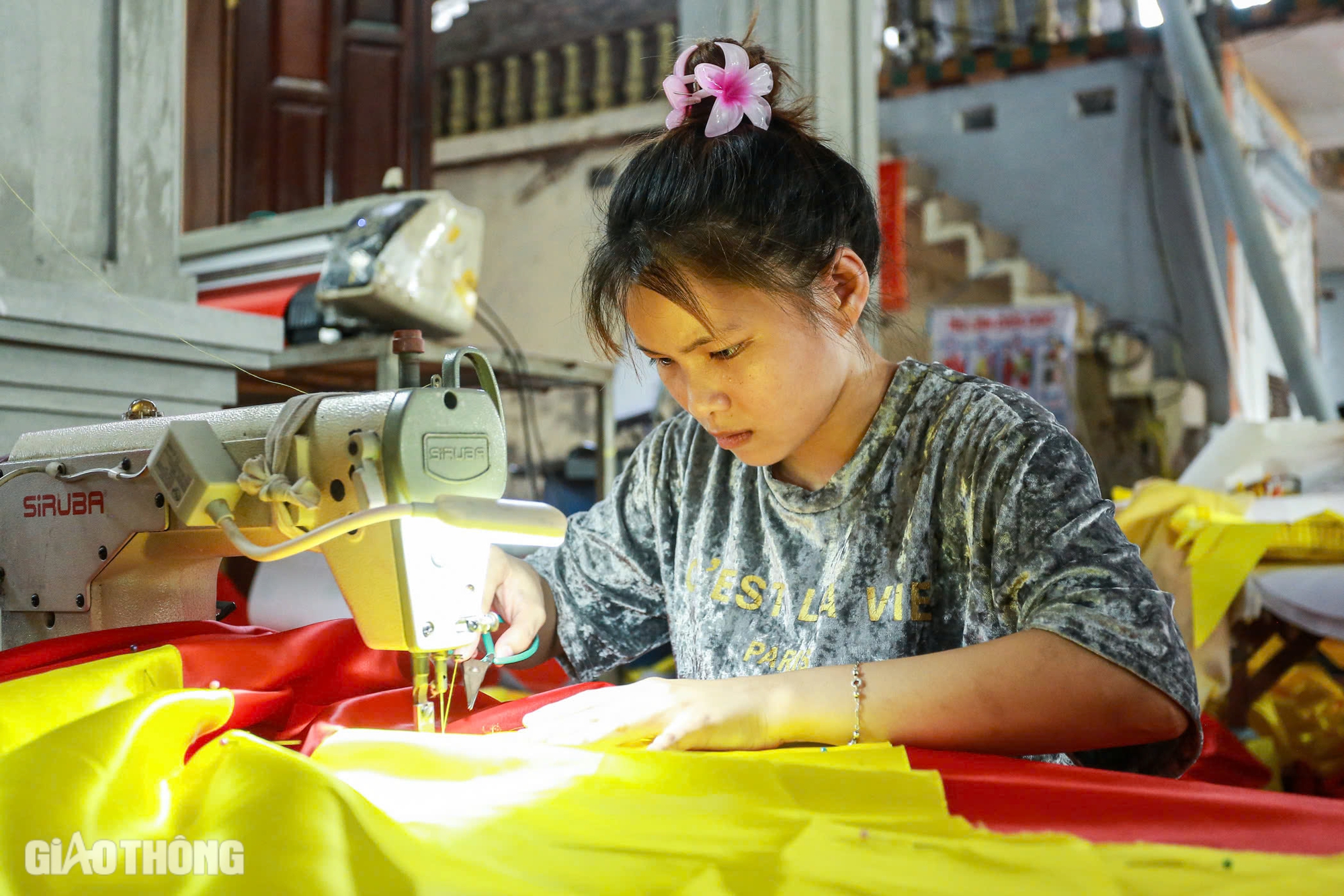 Làng may cờ Tổ quốc lớn nhất Hà Nội tất bật chuẩn bị hàng dịp Quốc khánh 2/9- Ảnh 2.