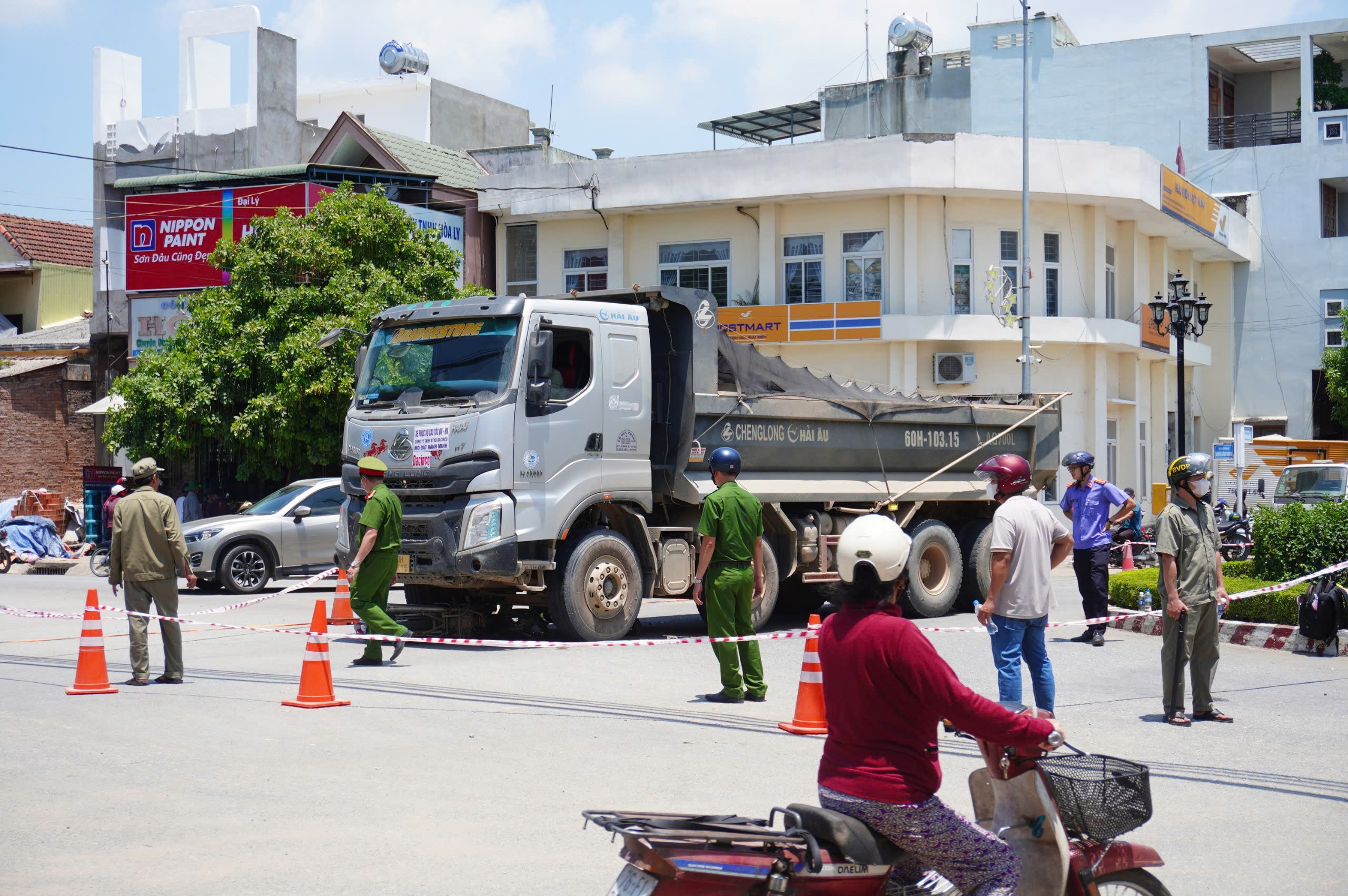 Quảng Ngãi: Va chạm giữa xe tải và xe máy, nữ dược sĩ tử vong- Ảnh 1.