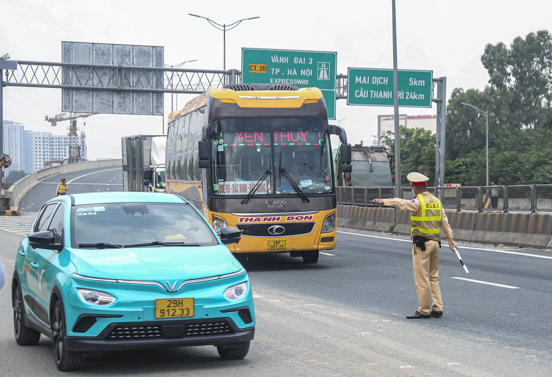 CSGT Hà Nội test nồng độ cồn, ma túy ngẫu nhiên với lái xe trước khi xuất bến- Ảnh 7.