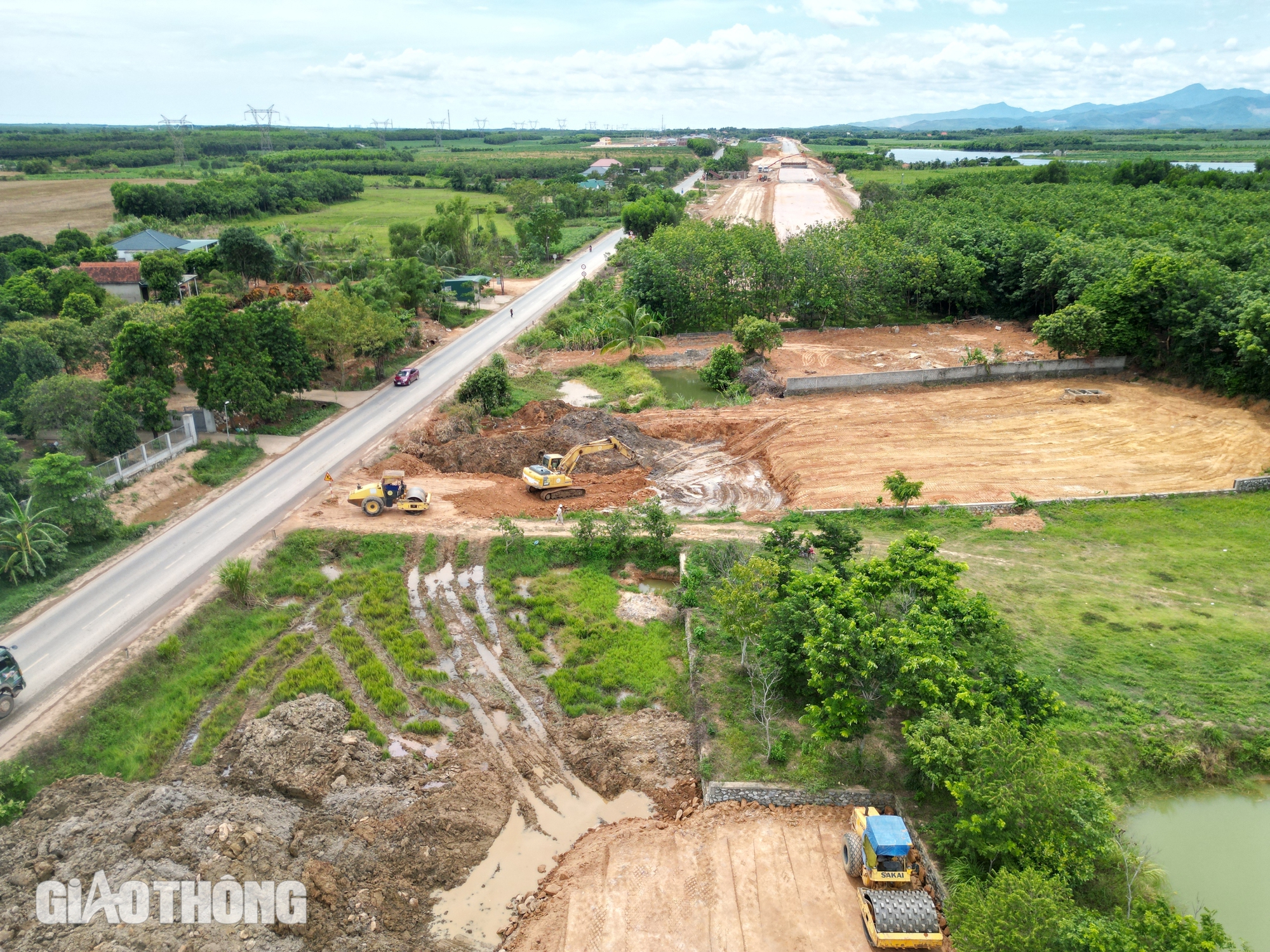 Căn nhà cuối cùng tuyến Bùng - Vạn Ninh bàn giao, nhà thầu ồ ạt đưa máy móc vào công địa- Ảnh 4.