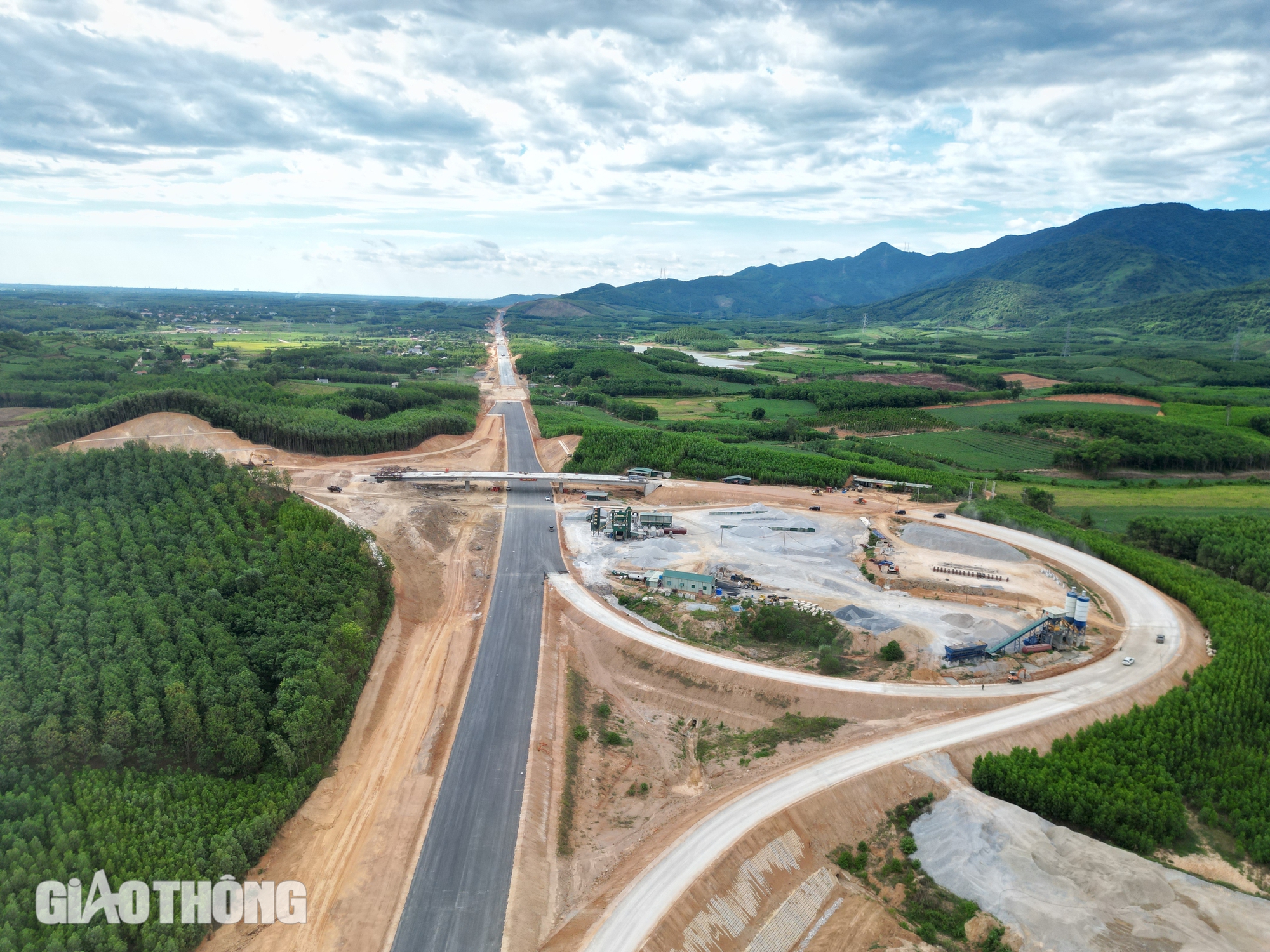 Căn nhà cuối cùng tuyến Bùng - Vạn Ninh bàn giao, nhà thầu ồ ạt đưa máy móc vào công địa- Ảnh 5.