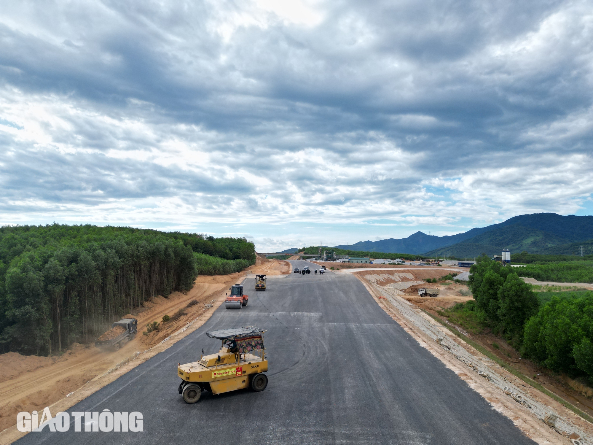 Căn nhà cuối cùng tuyến Bùng - Vạn Ninh bàn giao, nhà thầu ồ ạt đưa máy móc vào công địa- Ảnh 6.