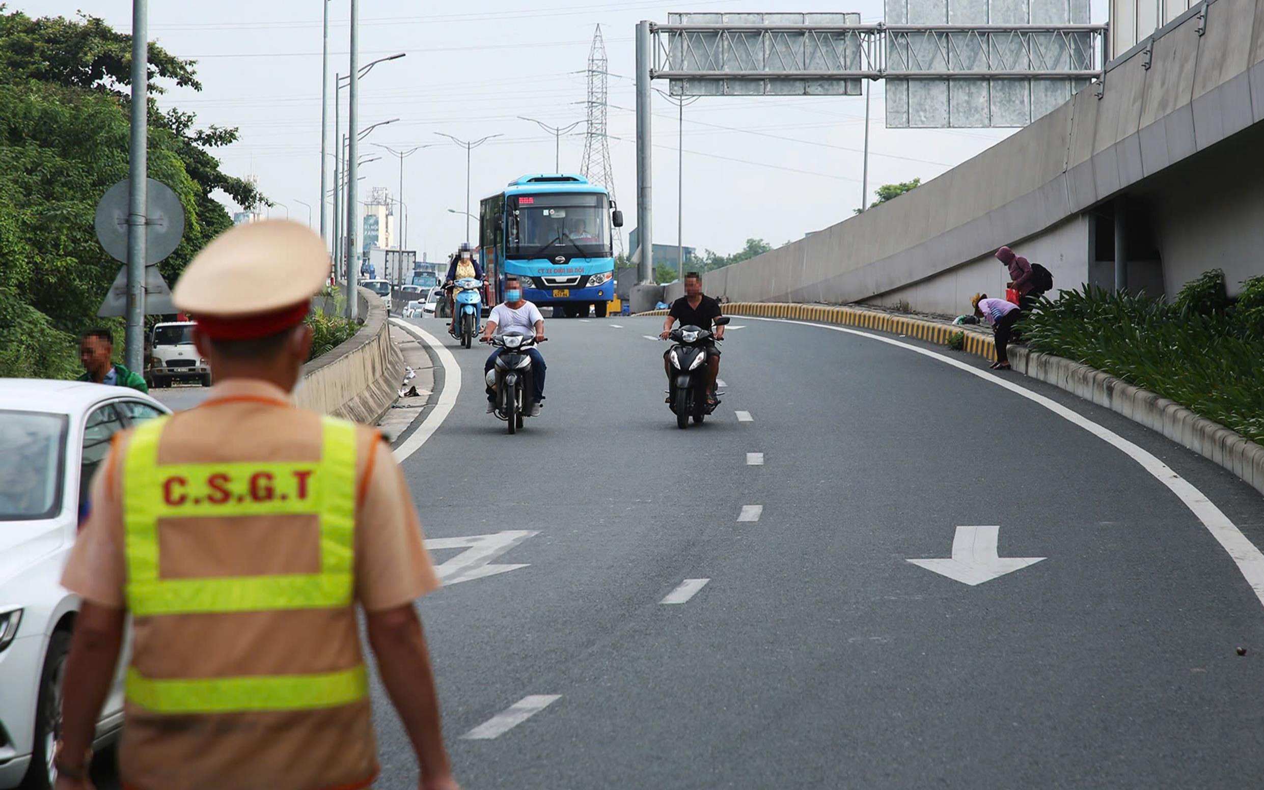 Tài xế xe ôm bao biện cho sai phạm, CSGT yêu cầu ký cam kết- Ảnh 3.