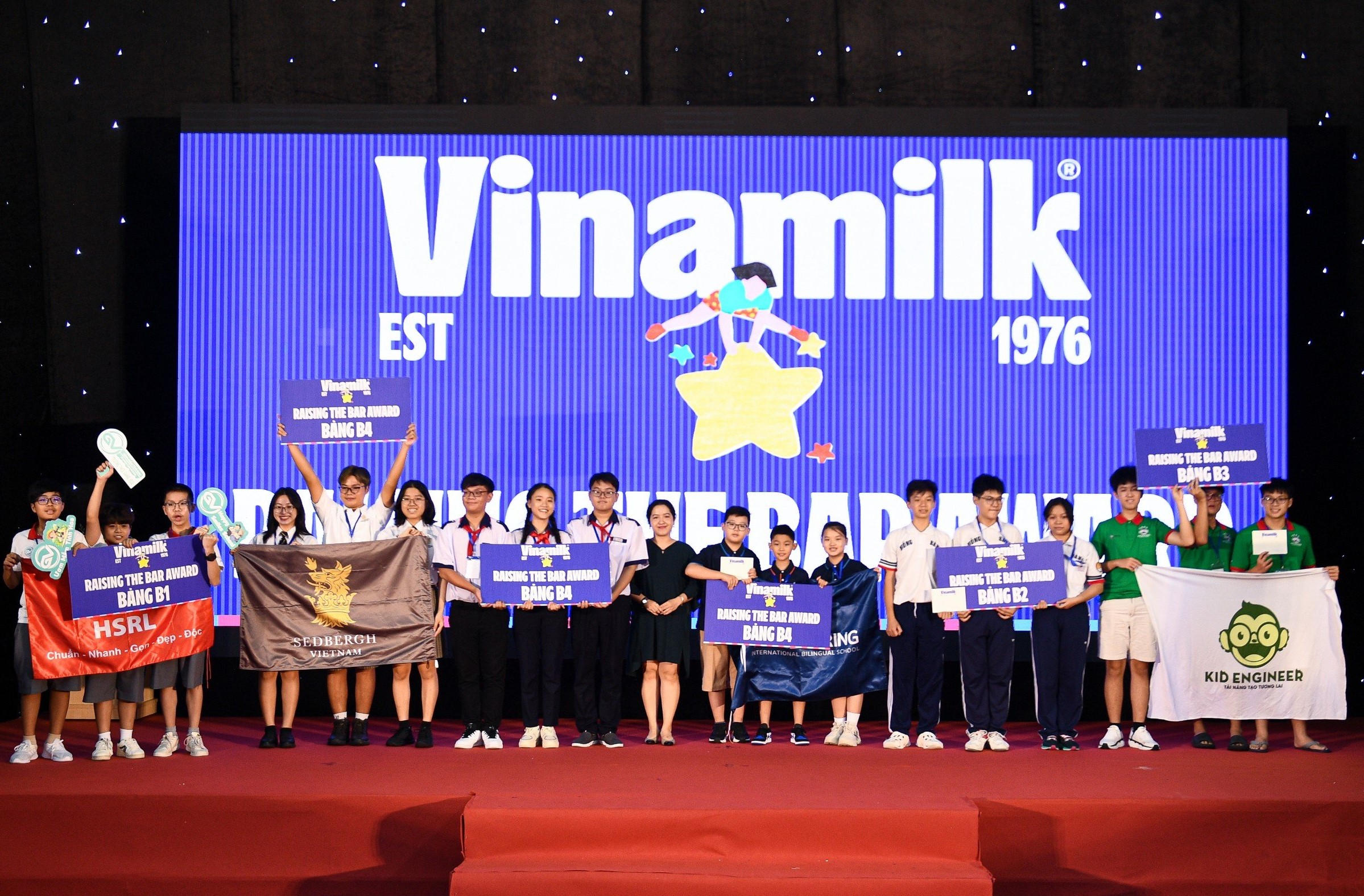 Các đội thi đạt giải “Raising the bar” của Vinamilk. (Ảnh: Vi Nam)