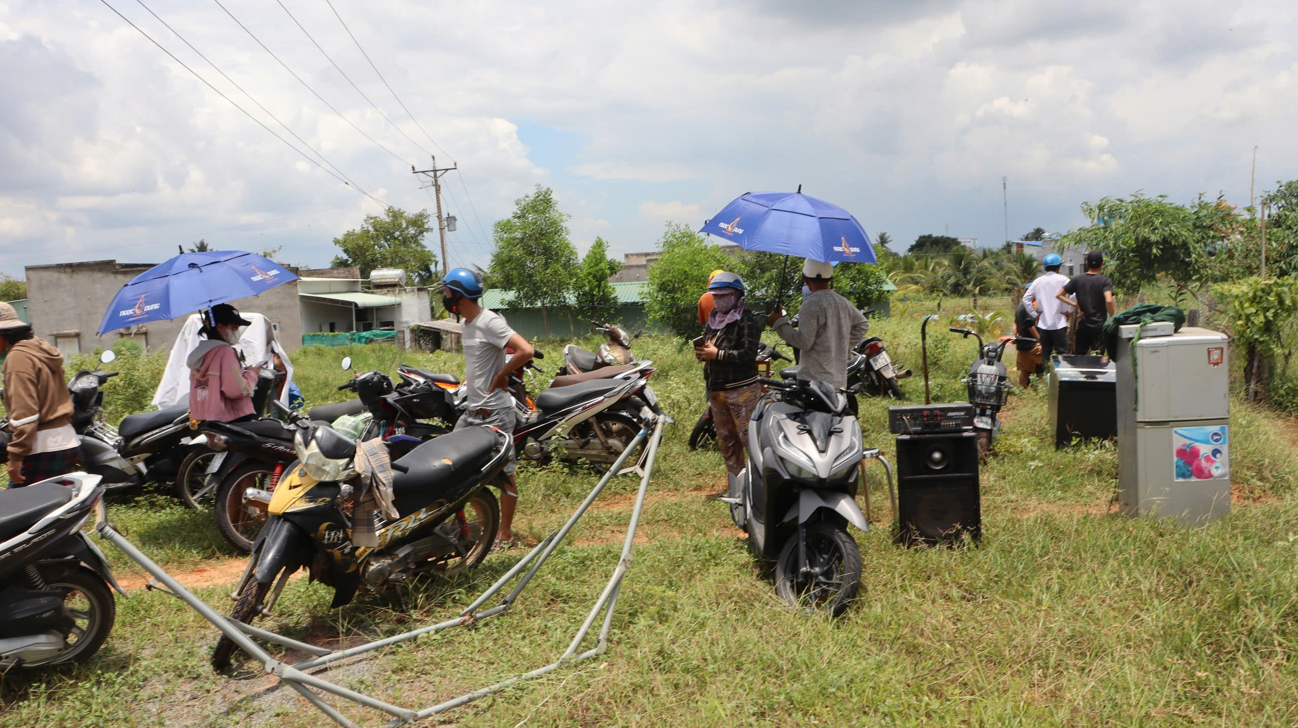 Bình Thuận: Hàng trăm nhà dân, vườn thanh long chìm trong biển nước- Ảnh 3.