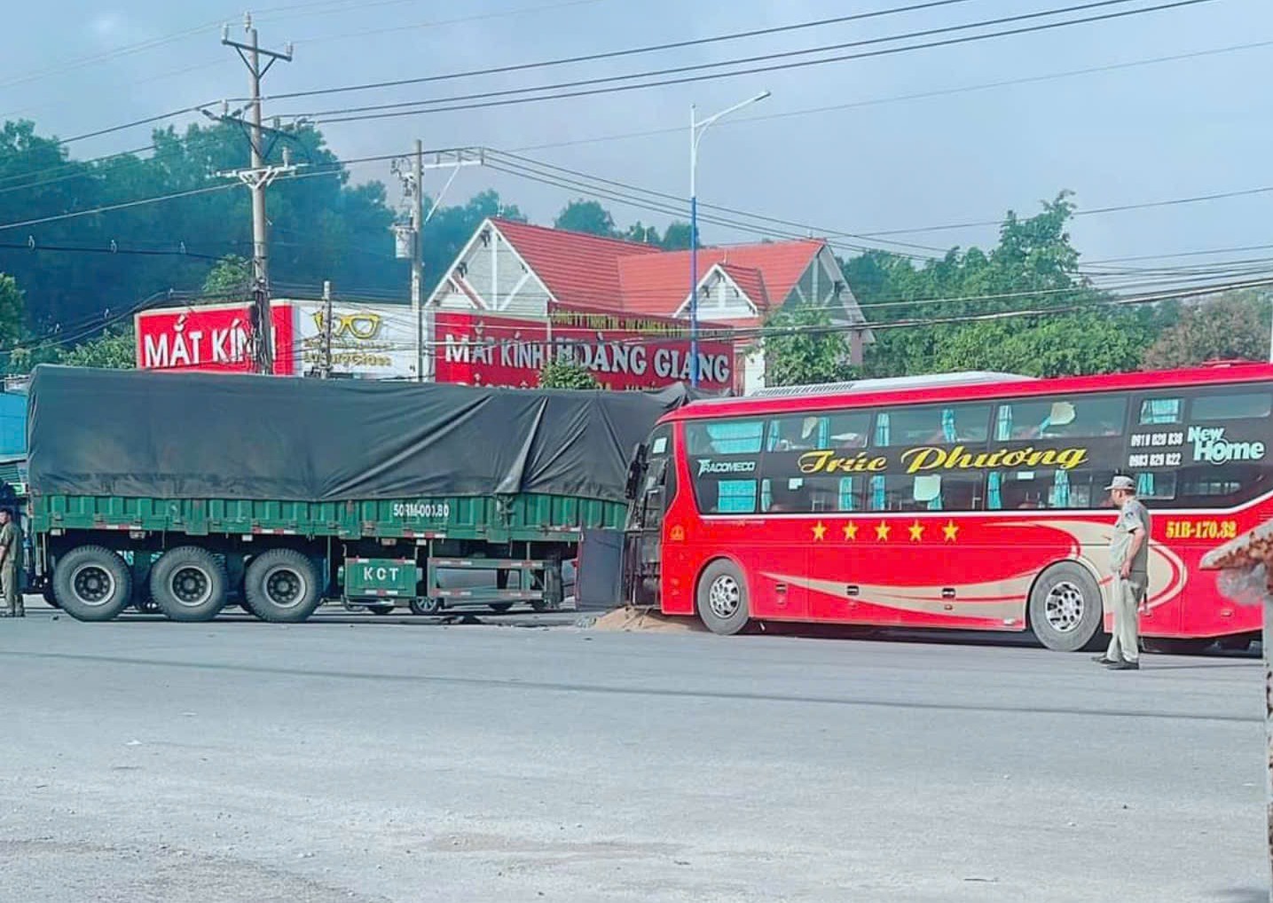 Bình Dương: Xe giường nằm tông xe container trên quốc lộ 13- Ảnh 3.