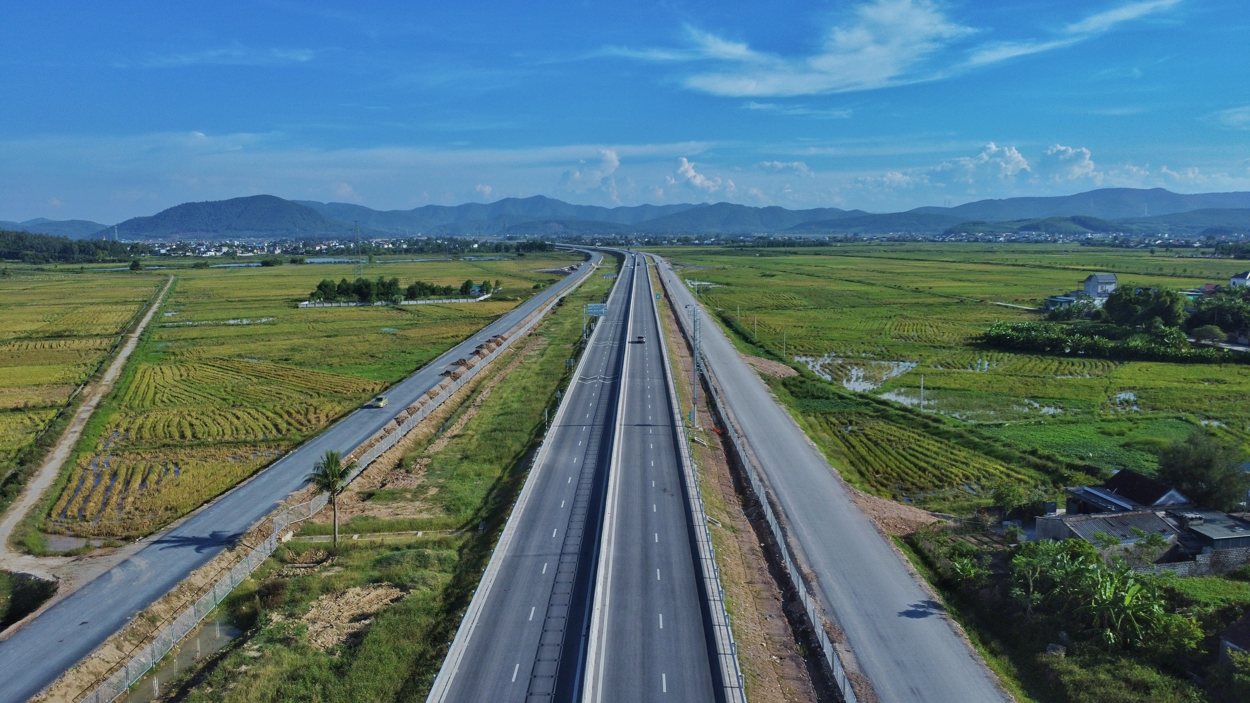 Khẩn trương hoàn thiện các hạng mục phụ cao tốc Diễn Châu - Bãi Vọt- Ảnh 8.