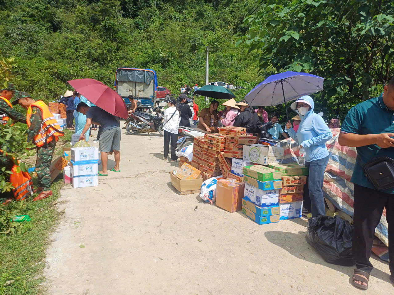 Mưa lũ tại Cao Bằng: Sau 1 tuần, vẫn còn 37 hộ dân bị cô lập- Ảnh 8.