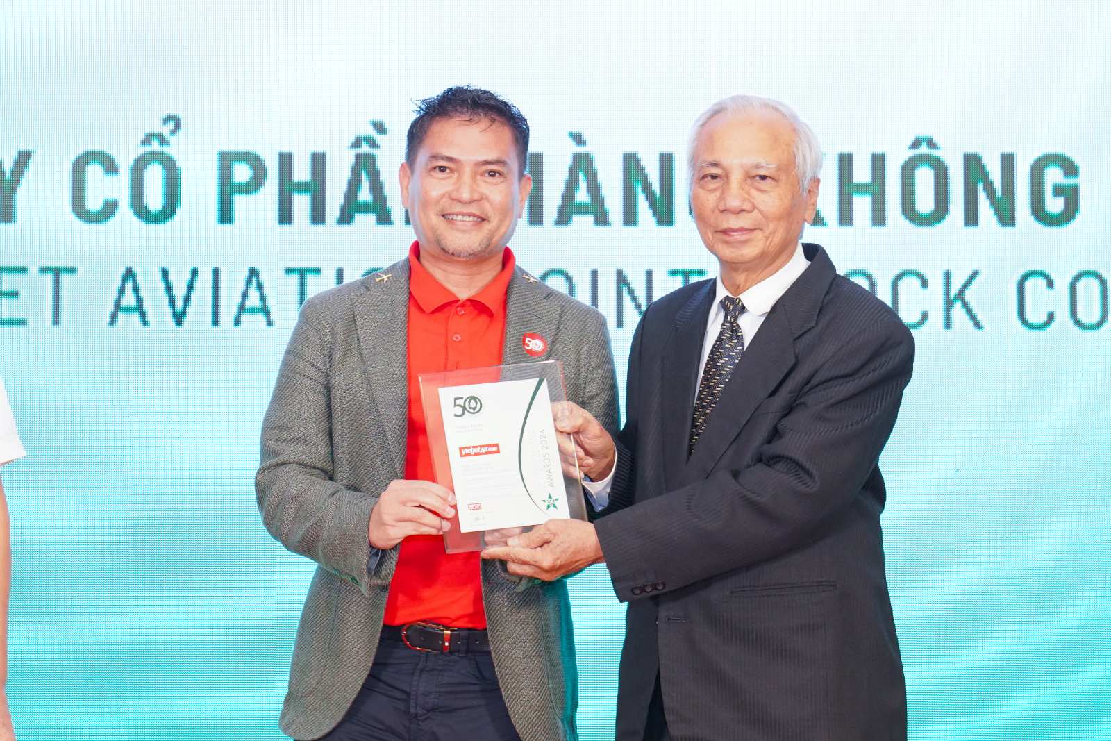 Vietjet được vinh danh Top 50 doanh nghiệp phát triển bền vững 2024- Ảnh 1.