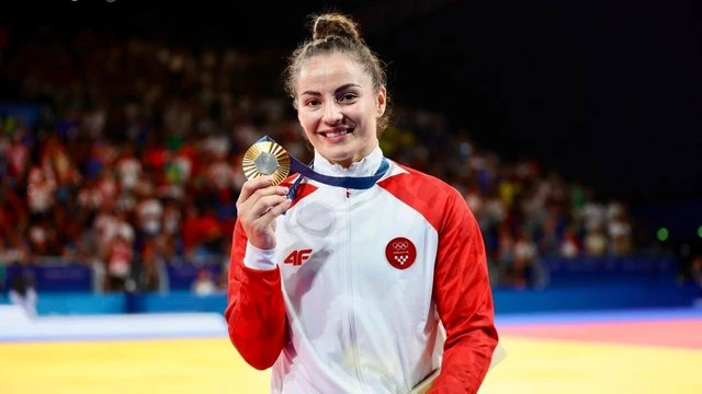 Ăn mừng con gái giành HCV Olympic 2024, một người đàn ông bị bắt vì lý do bất ngờ- Ảnh 1.