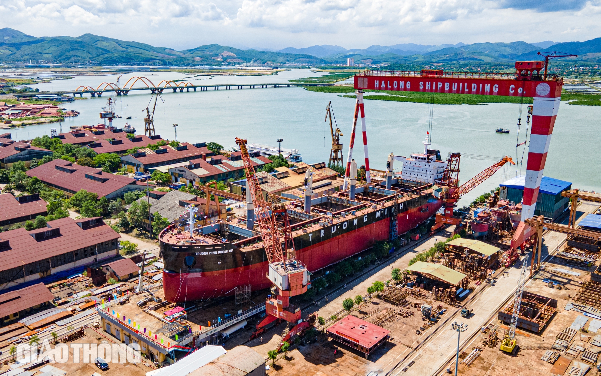 Cận cảnh tàu hàng 45.000 DWT vừa hạ thủy tại Hạ Long- Ảnh 1.