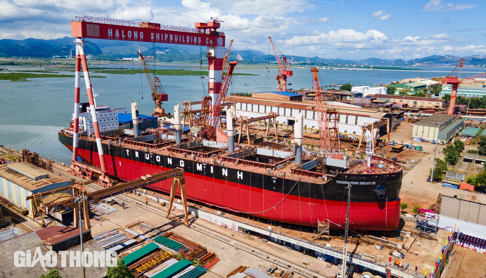 Cận cảnh tàu hàng 45.000 DWT vừa hạ thủy tại Hạ Long- Ảnh 2.