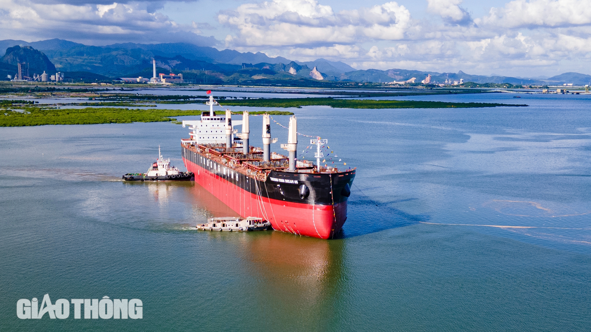 Cận cảnh tàu hàng 45.000 DWT vừa hạ thủy tại Hạ Long- Ảnh 11.