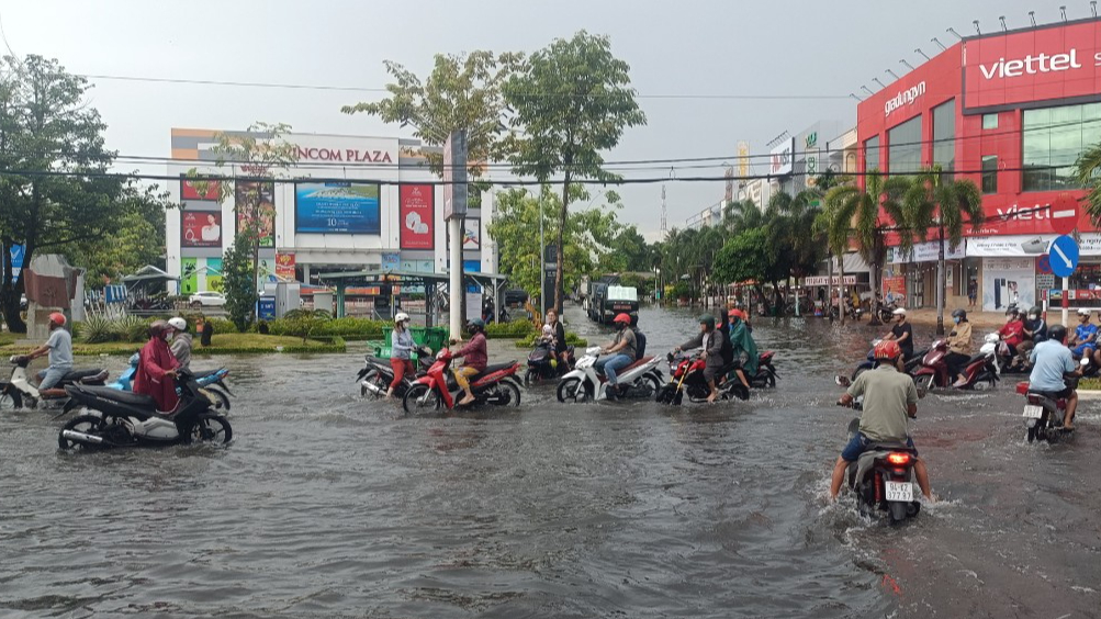 Bạc Liêu: Giao thông rối loạn sau cơn mưa lớn kéo dài- Ảnh 1.