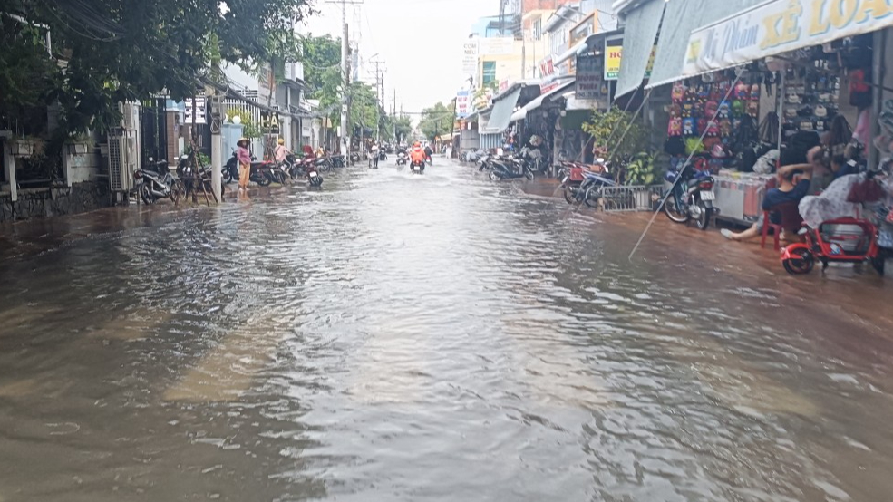 Bạc Liêu: Giao thông rối loạn sau cơn mưa lớn kéo dài- Ảnh 4.