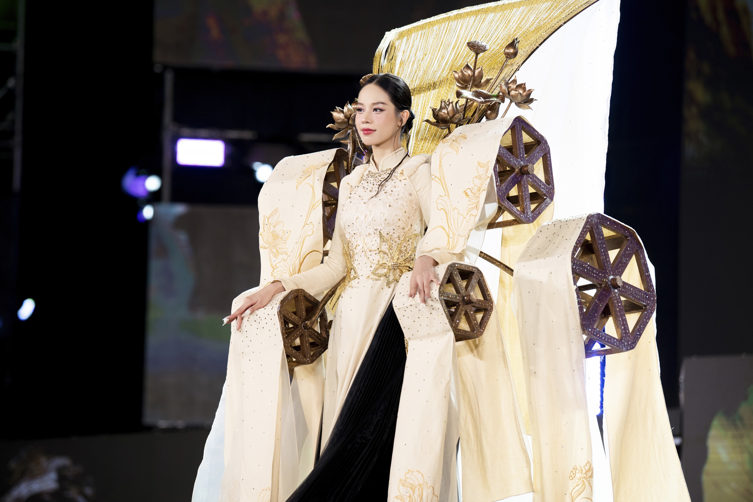 Thiết kế Khảm xà cừ thắng giải Trang phục dân tộc ở Miss Grand Vietnam- Ảnh 2.