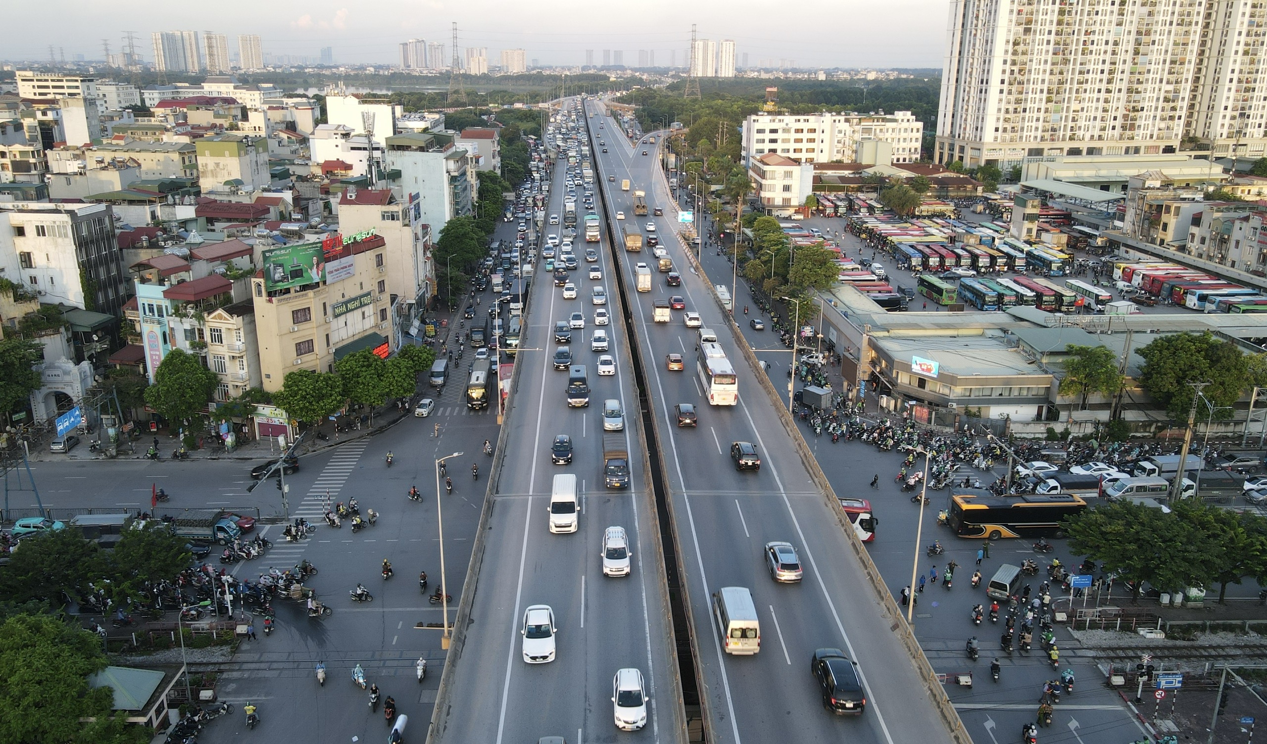 Cửa ngõ Hà Nội “chật như nêm” chiều cuối trước kỳ nghỉ 2/9- Ảnh 11.