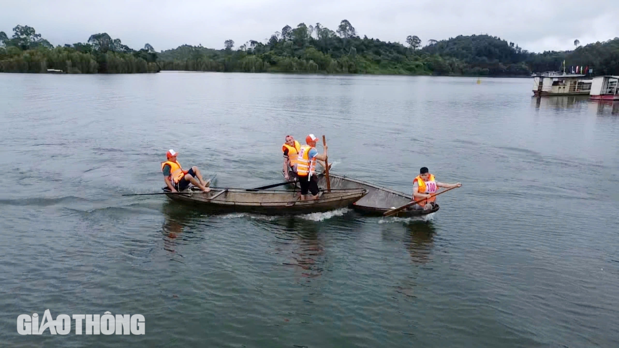 Độc đáo đua thuyền nan trên hồ Thác Bà- Ảnh 7.