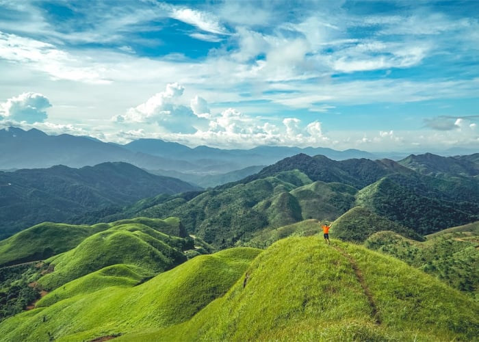 Giá vé máy bay đắt đỏ, nhiều gia đình chuyển đi tour gần, ô tô tự lái - Ảnh 1.