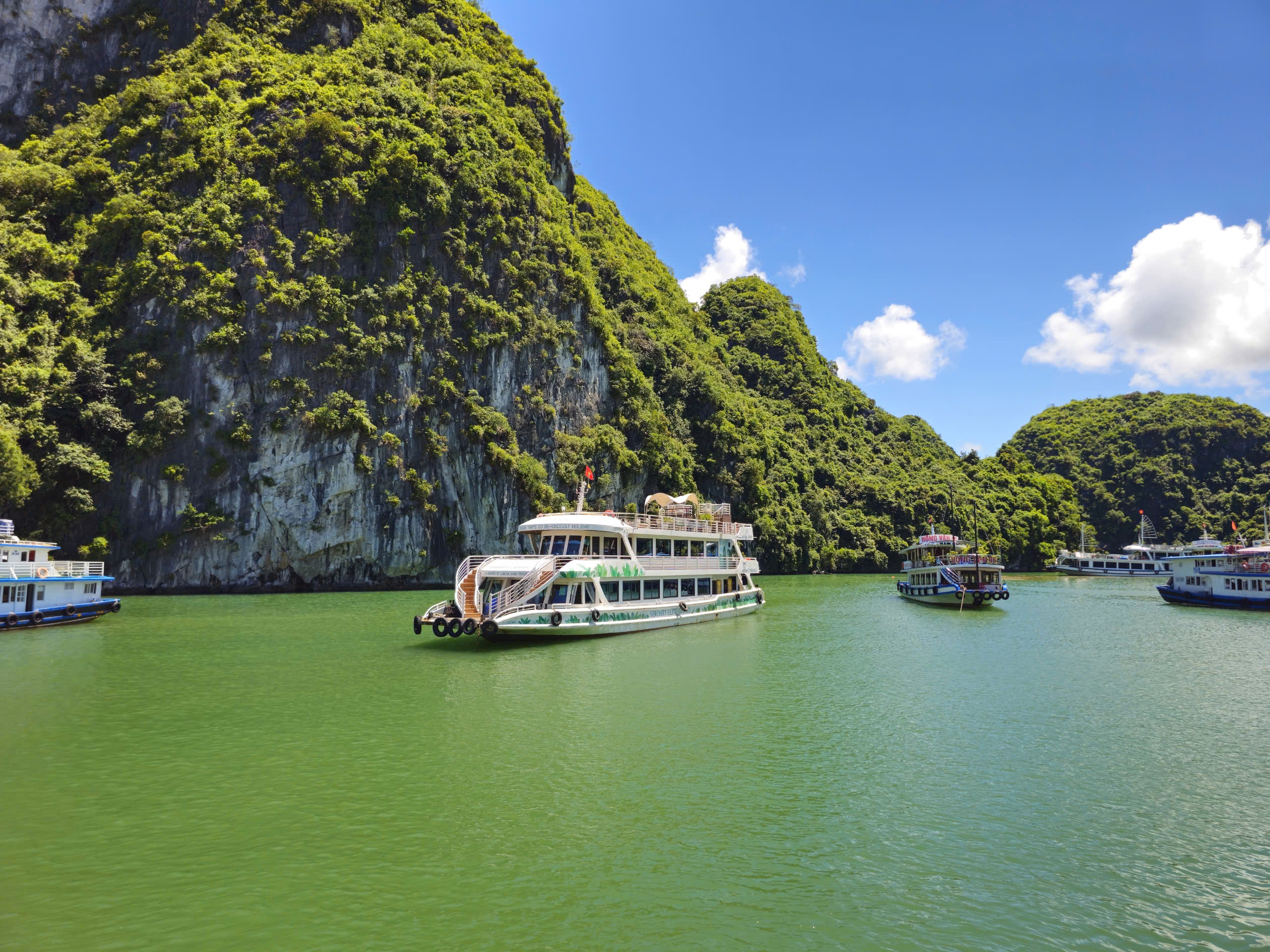 Giá vé máy bay đắt đỏ, nhiều gia đình chuyển đi tour gần, ô tô tự lái - Ảnh 3.