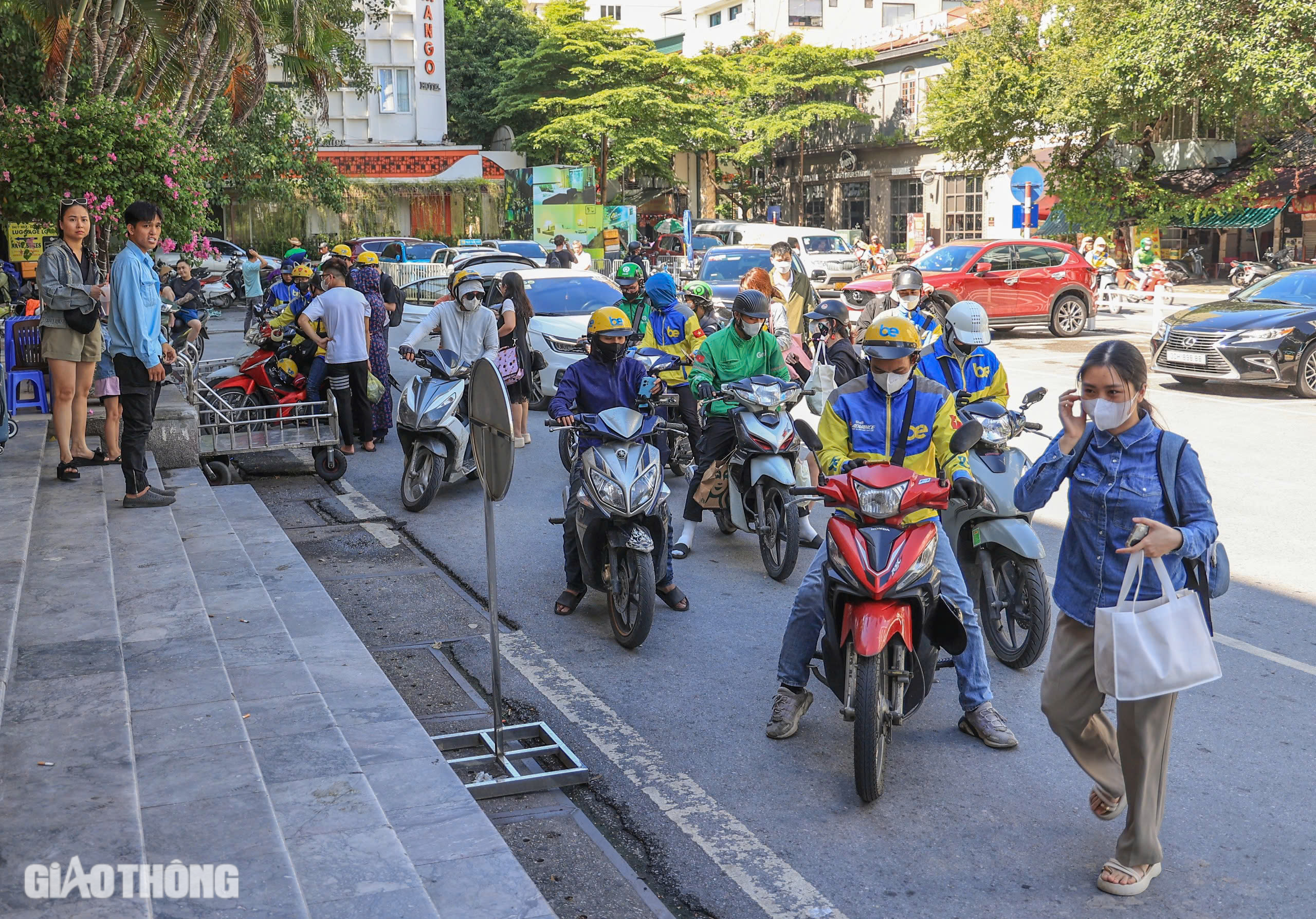 Khách nườm nượp đổ về ga Hà Nội, nhiều chuyến tàu "cháy" vé- Ảnh 10.