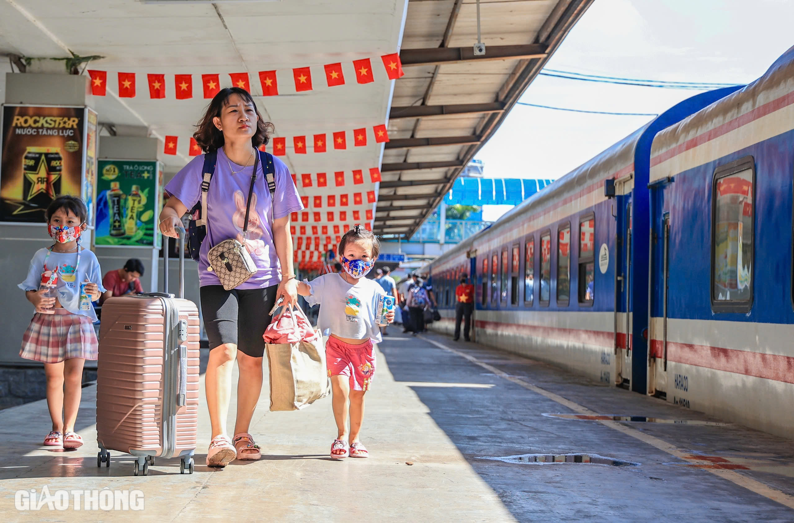 Khách nườm nượp đổ về ga Hà Nội, nhiều chuyến tàu "cháy" vé- Ảnh 1.