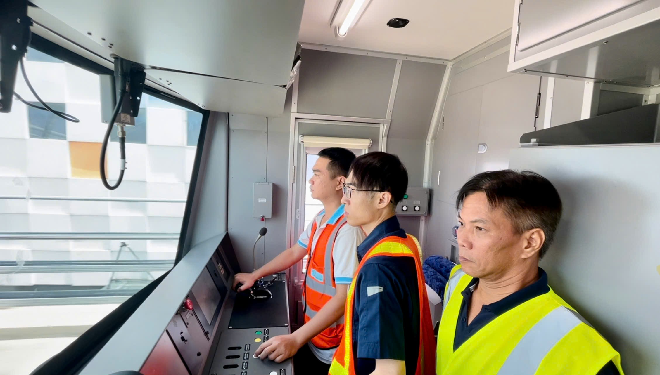 Lần đầu tiên người Việt vận hành chạy thử nghiệm toàn tuyến metro Bến Thành - Suối Tiên- Ảnh 2.