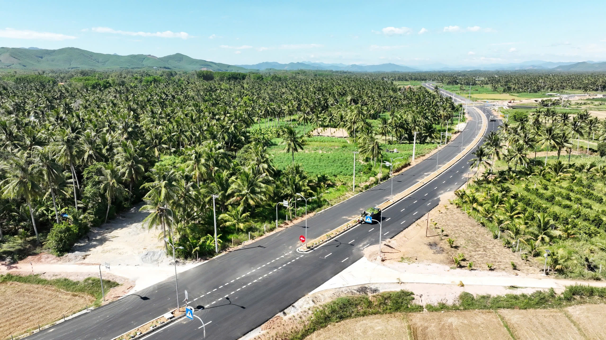 Bình Định khánh thành tuyến đường trăm tỷ, kết nối cao tốc Bắc - Nam- Ảnh 2.