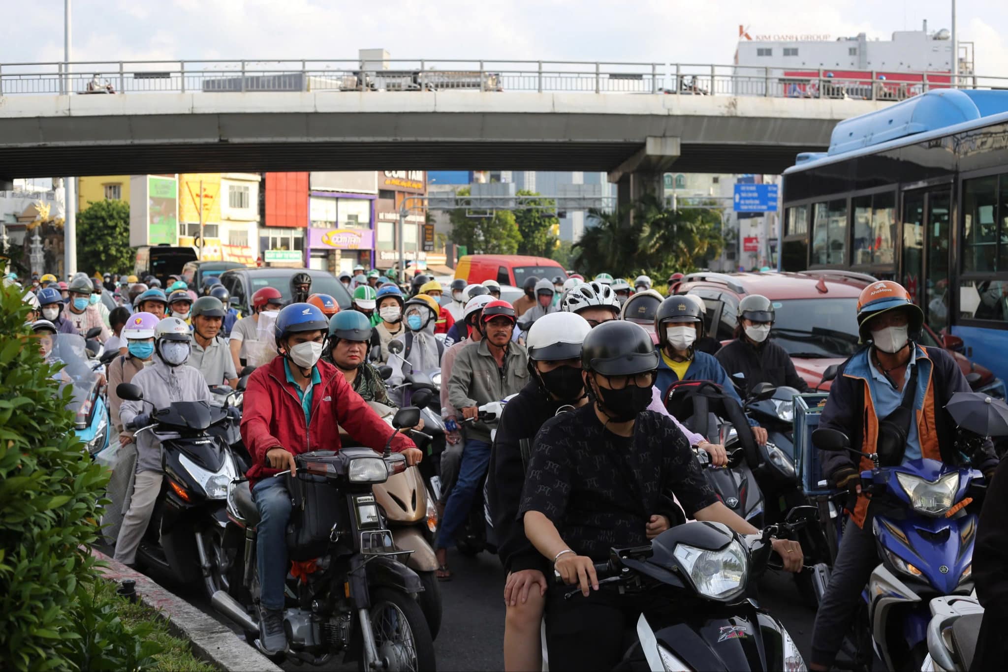 TP.HCM: Cửa ngõ ken đặc; nhà ga, bến xe nhộn nhịp trước ngày nghỉ lễ 2/9- Ảnh 1.