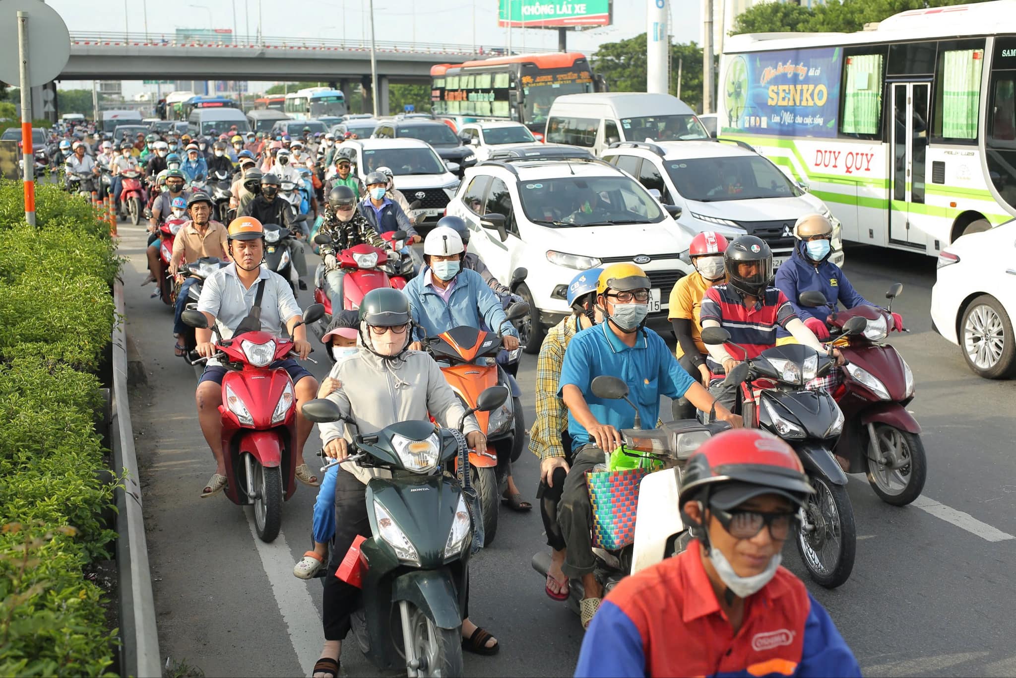 TP.HCM: Cửa ngõ ken đặc; nhà ga, bến xe nhộn nhịp trước ngày nghỉ lễ 2/9- Ảnh 8.