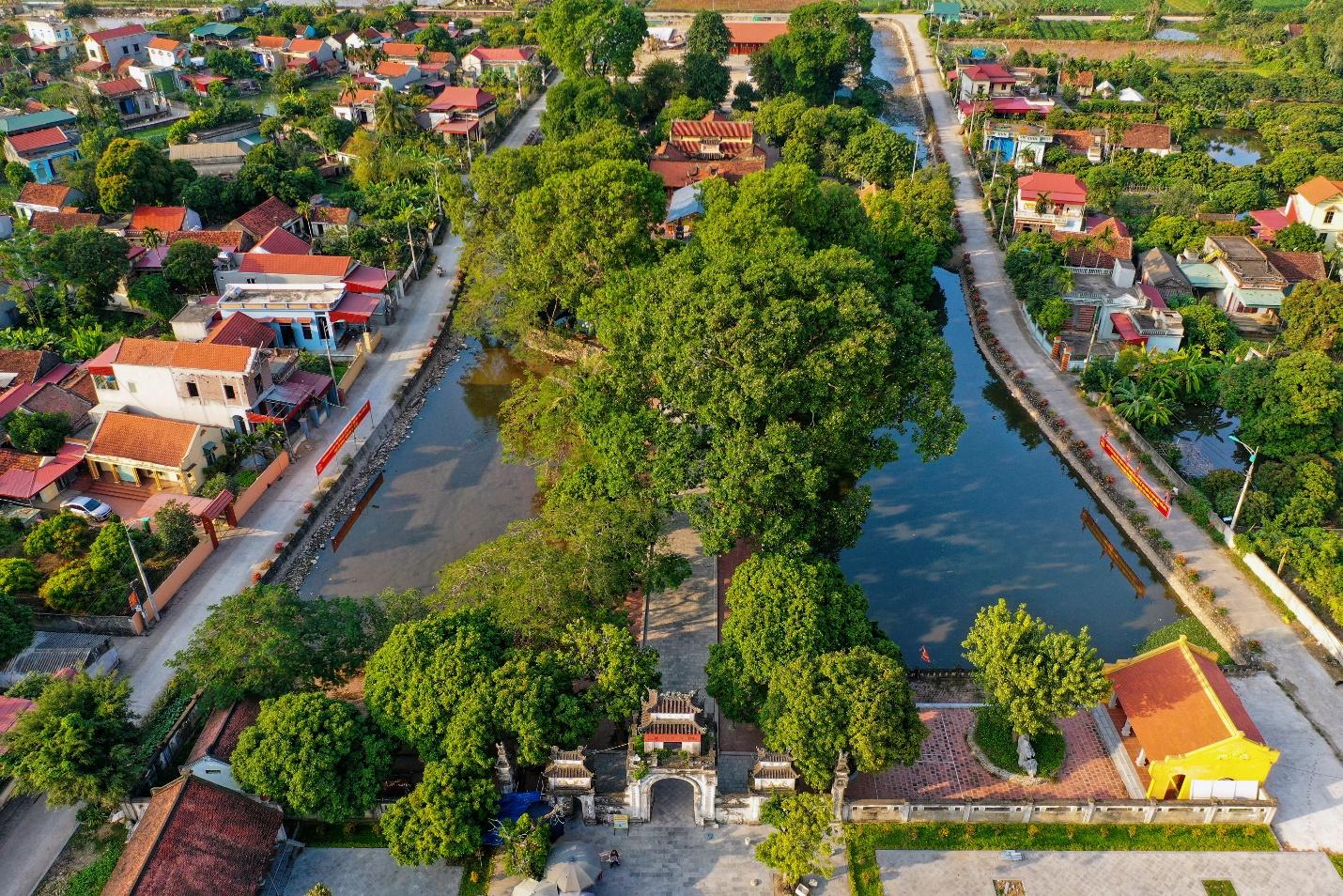 Giới trẻ mê mẩn với các điểm tâm linh đẹp như tranh vẽ ở Hà Nam- Ảnh 3.