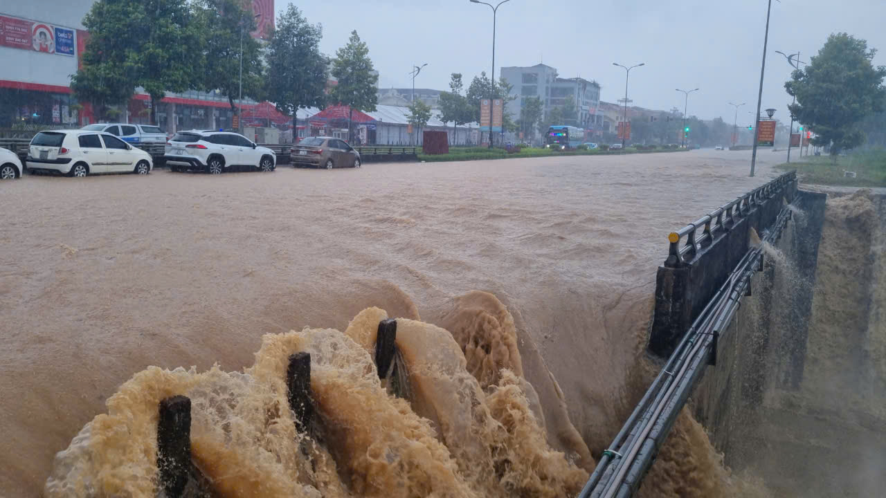 Mưa lớn gây ngập úng, sạt lở, chia cắt giao thông nhiều tuyến đường ở Lào Cai- Ảnh 1.