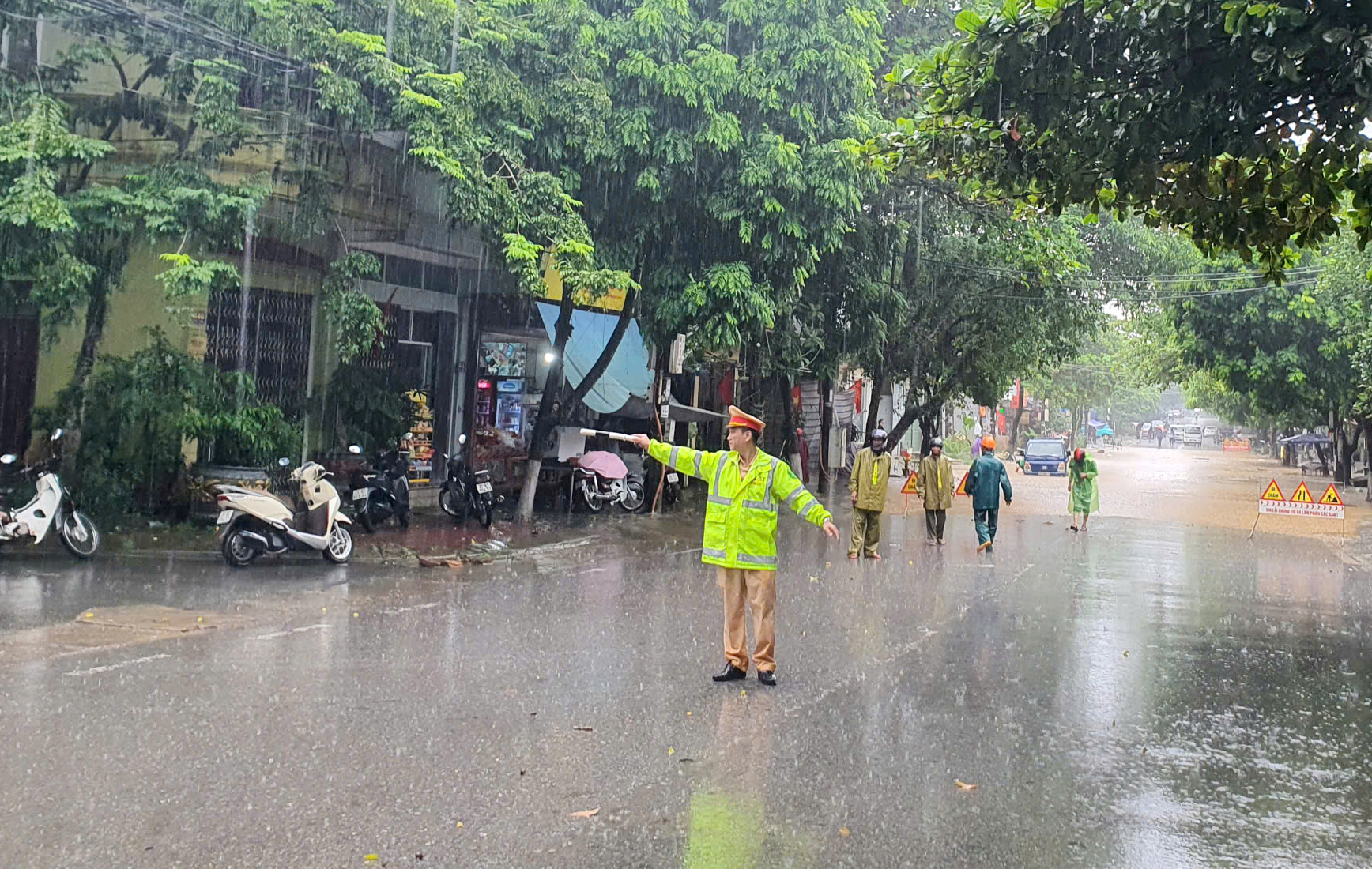 Mưa lớn gây ngập úng, sạt lở, chia cắt giao thông nhiều tuyến đường ở Lào Cai- Ảnh 2.