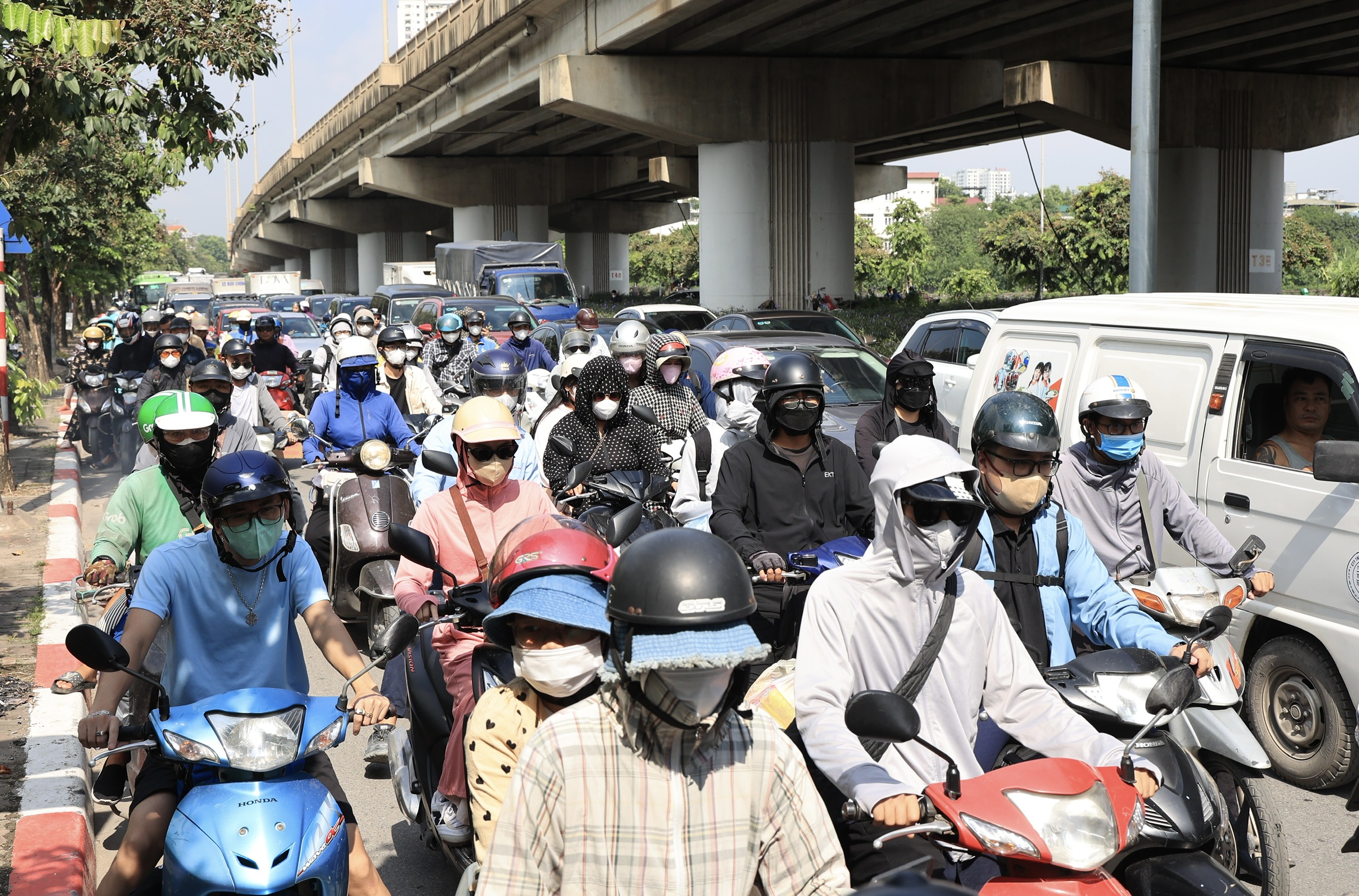 Ngày đầu nghỉ lễ, Vành đai 3 ùn tắc kéo dài từ sáng đến trưa- Ảnh 1.