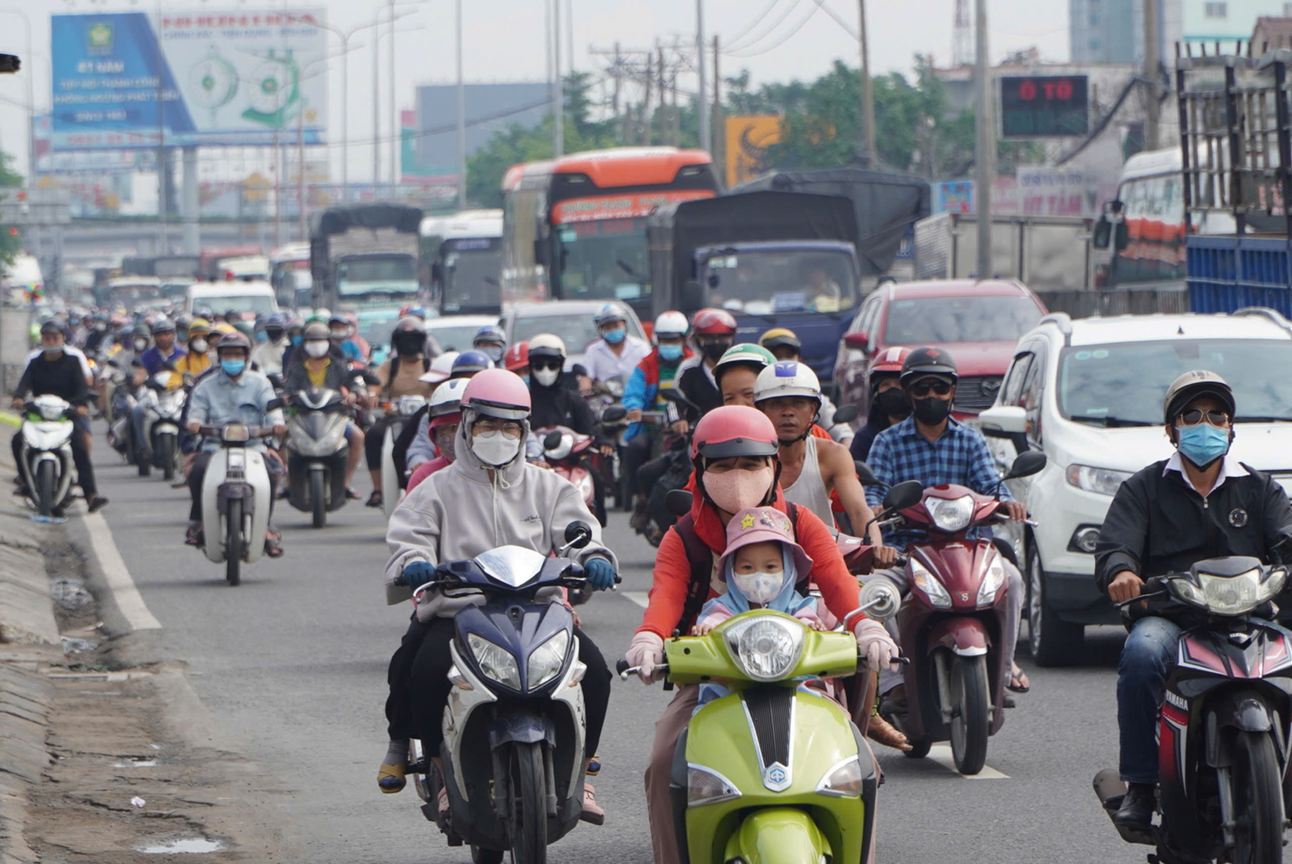 Cửa ngõ miền Tây kẹt cứng, nút giao An Phú ùn ứ nhẹ trong ngày đầu nghỉ lễ- Ảnh 3.