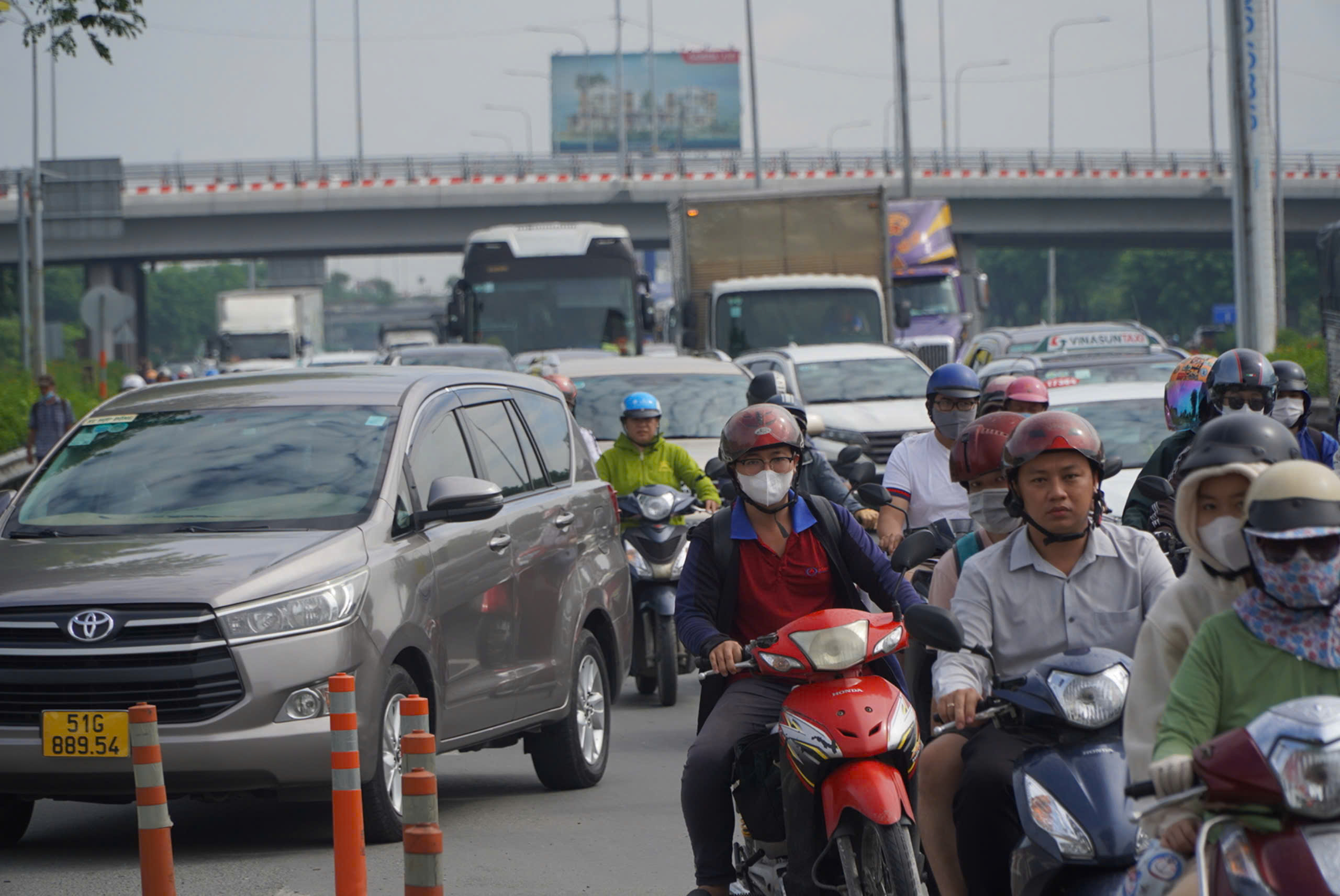 Cửa ngõ miền Tây kẹt cứng, nút giao An Phú ùn ứ nhẹ trong ngày đầu nghỉ lễ- Ảnh 2.