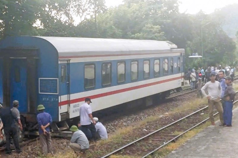 Thông tuyến đường sắt sau sự cố tàu SE2 bị trật bánh ở Thừa Thiên Huế- Ảnh 2.