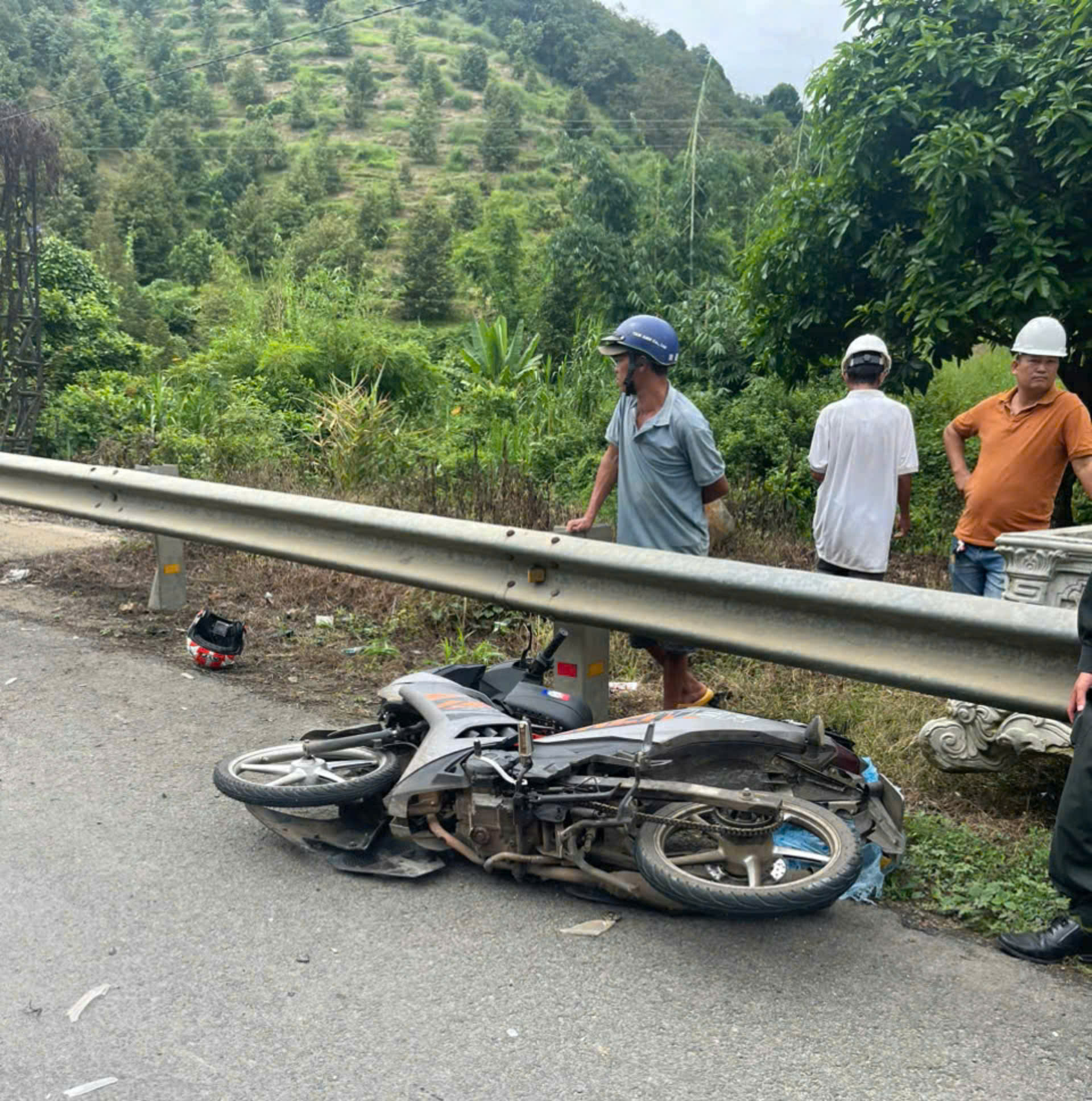 Ngã trúng khúc cua, thanh niên đi xe máy bị xe khách cán tử vong- Ảnh 1.