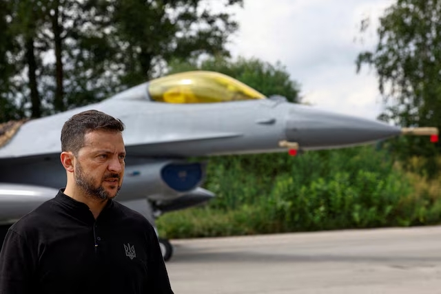 Tổng thống Ukraine Zelensky sa thải Tư lệnh Không quân sau vụ rơi tiêm kích F-16- Ảnh 1.