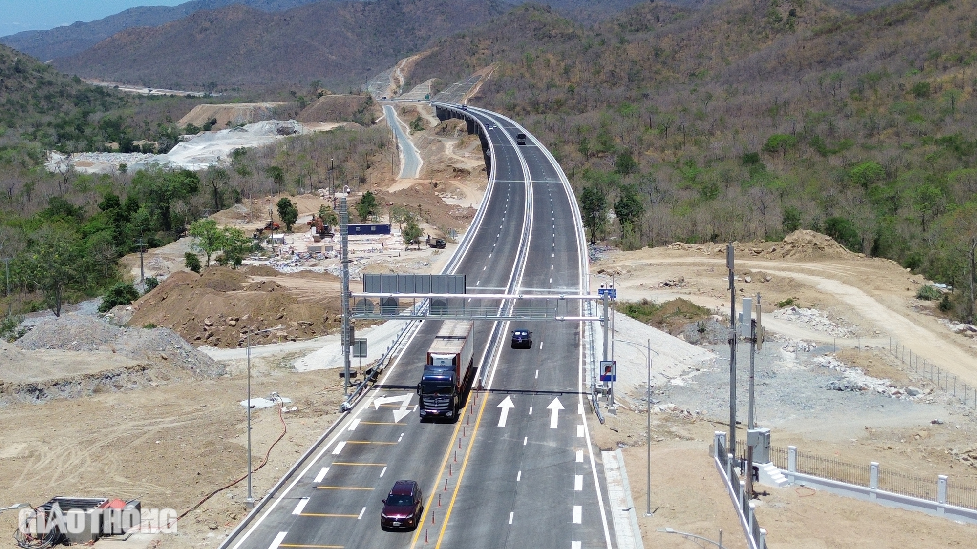 Xử phạt tài xế không bằng lái, chạy ngược chiều trên cao tốc Cam Lâm - Vĩnh Hảo- Ảnh 2.