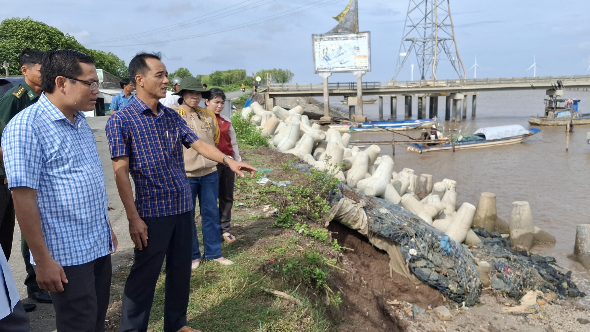 Bạc Liêu: Đê biển Đông bị sạt lở nghiêm trọng, nguy cơ vỡ đê- Ảnh 1.