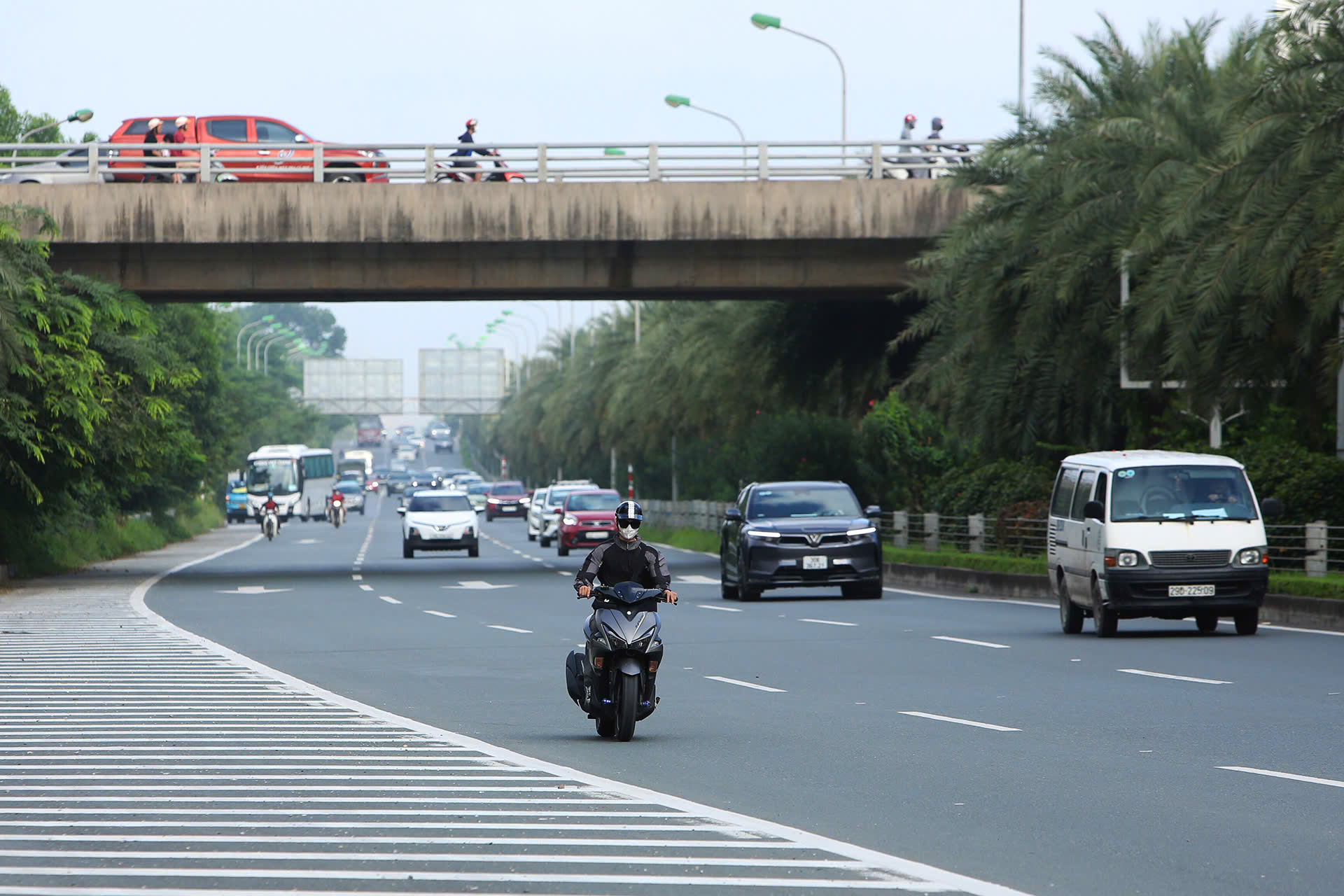 Nhiều xe máy "lạc lối" trên Đại lộ Thăng Long, tẩu thoát bất thành khi gặp CSGT- Ảnh 4.