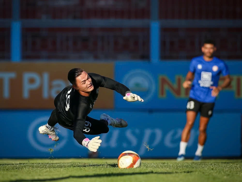 Loạt đội bóng nhà giàu V-League "đại chiến" vì thủ môn Việt kiều- Ảnh 1.