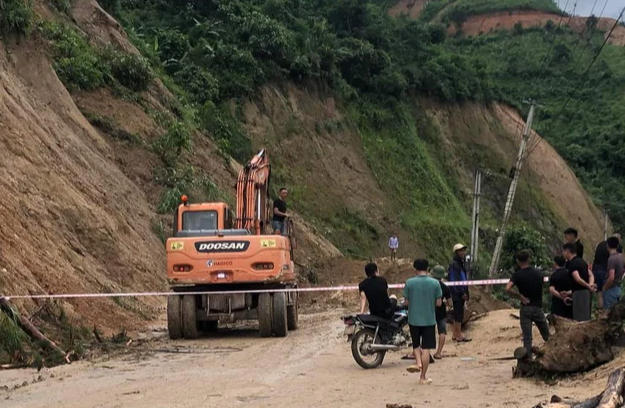 Hà Giang: Mưa lớn, đất đá sạt lở vào nhà dân khiến 1 người chết, 2 người bị thương- Ảnh 2.