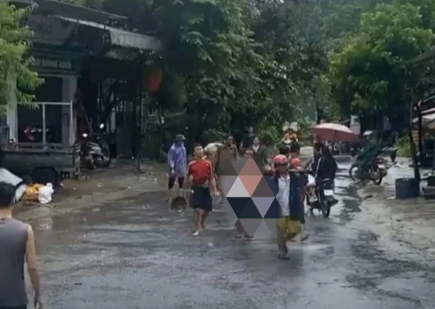 Hà Giang: Mưa lớn, đất đá sạt lở vào nhà dân khiến 1 người chết, 2 người bị thương- Ảnh 1.