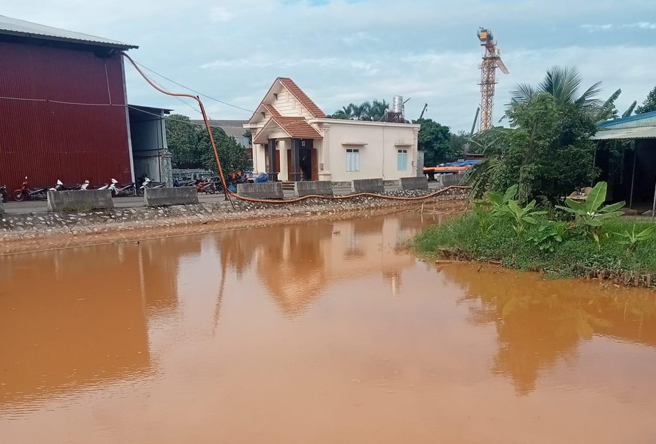 Hải Phòng: Kênh Cẩm Văn II đổi màu lạ, chính quyền vào cuộc- Ảnh 1.