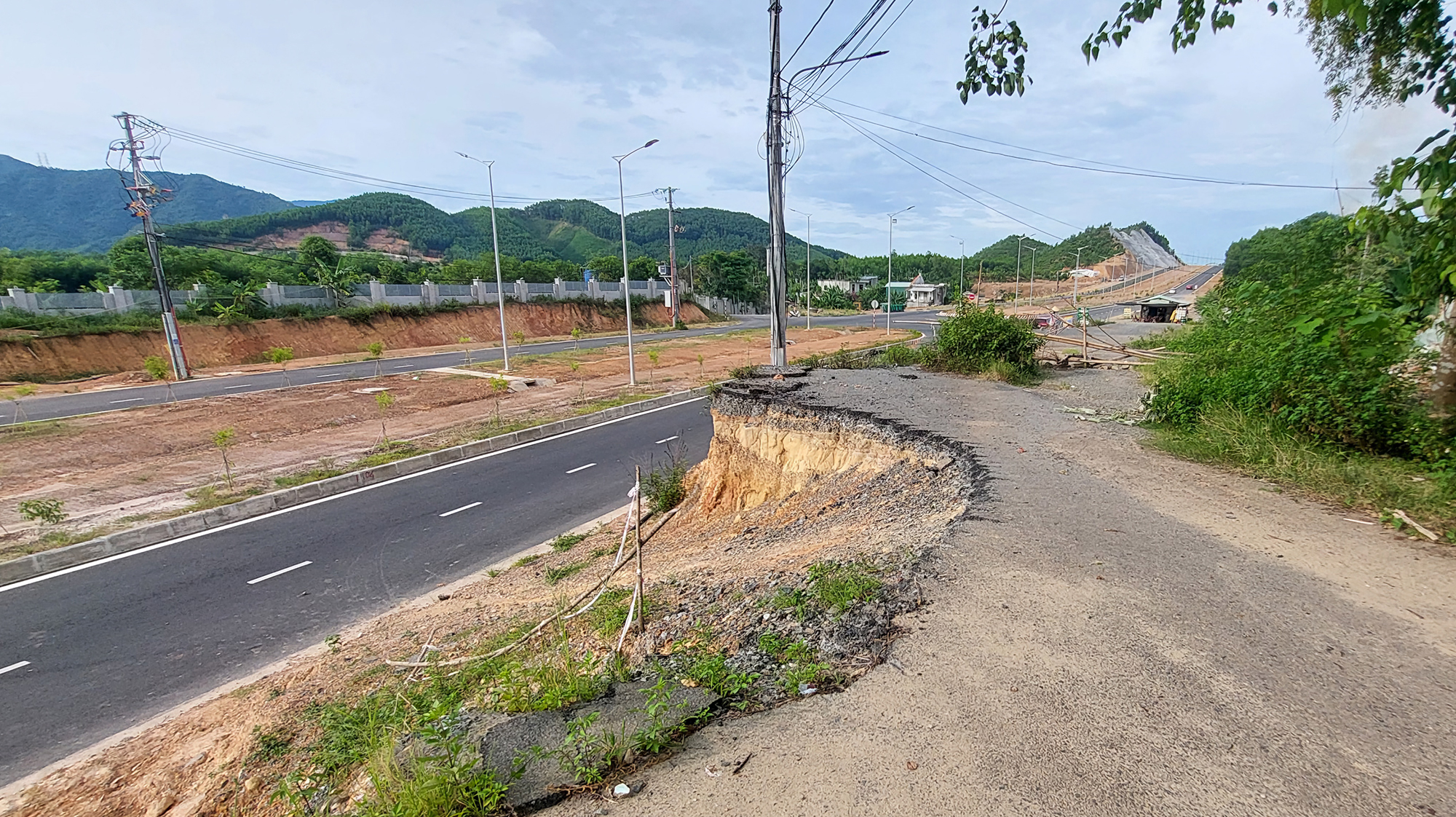 Đà Nẵng: Đường gom dự án 1.500 tỷ làm chậm, dân phải đi vòng 3km- Ảnh 1.