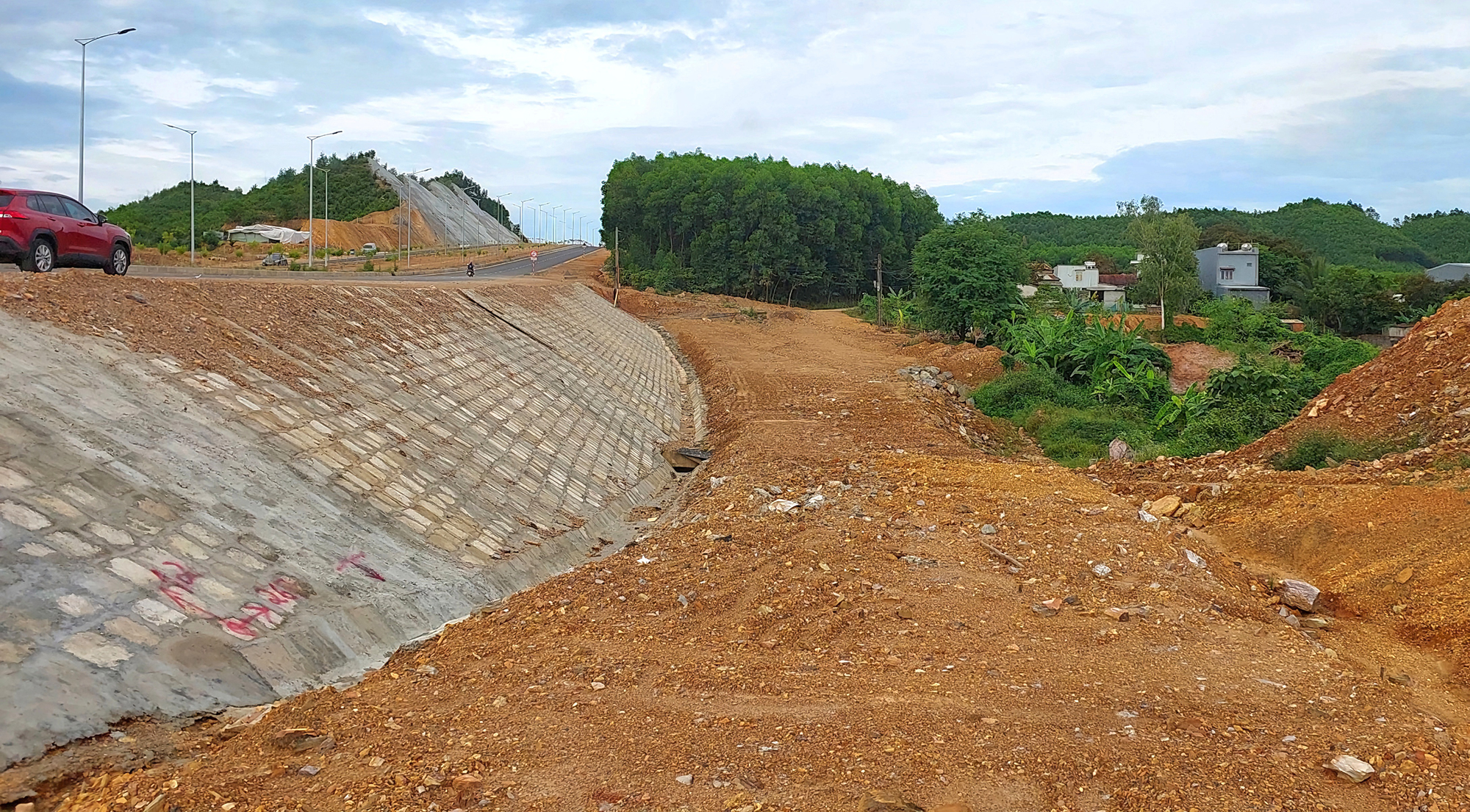 Đà Nẵng: Đường gom dự án 1.500 tỷ làm chậm, dân phải đi vòng 3km- Ảnh 2.