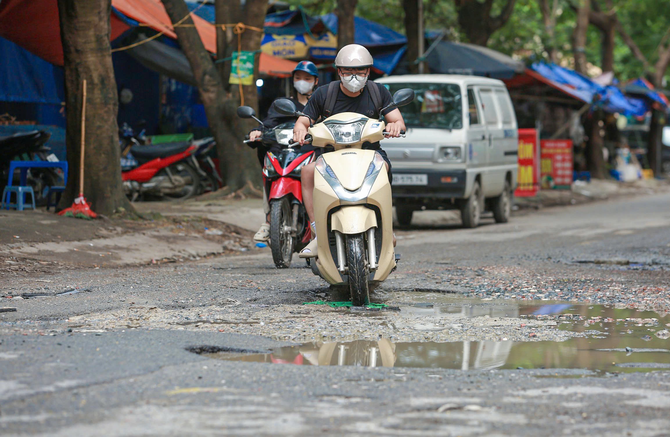 Chằng chịt ổ voi, ổ gà dọc con ngõ trung tâm Hà Nội- Ảnh 3.